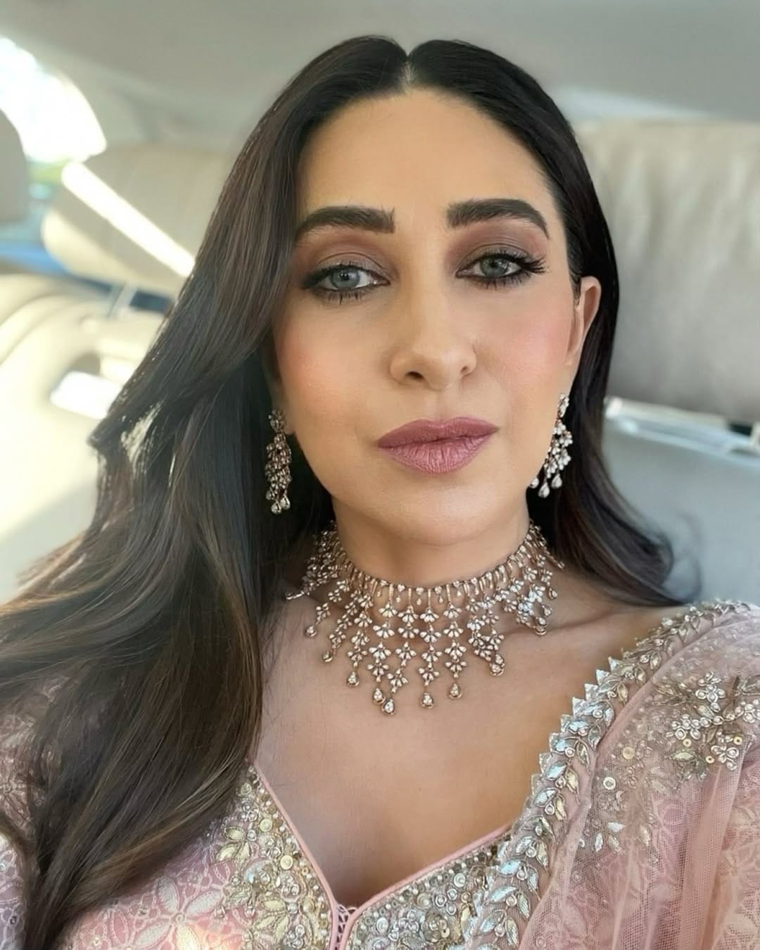  ഇപ്പോഴിതാ ഈ മാറ്റങ്ങളെ കുറിച്ച് താരം പറഞ്ഞ വാക്കുകളാണ് സോഷ്യൽ മീഡിയയിൽ ശ്രദ്ധേയമാകുന്നത്.താന്‍ കരിയര്‍ ആരംഭിച്ച സമയത്ത് അടിസ്ഥാന സൗകര്യങ്ങള്‍ പോലുമുണ്ടായിരുന്നില്ലെന്നാണ് കരിഷ്മ പറയുന്നത്. കുറ്റിക്കാടിന് പിന്നിലായിരുന്നു ബാത്ത് റൂമിൽ പോയതെന്നും കരിഷ്മ പറയുന്നു.