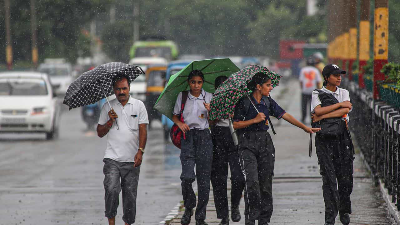 Kerala rain alert: മാറി മറിഞ്ഞ് മഴ മുന്നറിയിപ്പ്, ഇനി വരുന്ന ദിവസങ്ങളിൽ മഴ കനക്കും, പുതിയ മുന്നറിയിപ്പ് ഇങ്ങനെ Kerala rain alert: മാറി മറിഞ്ഞ് മഴ മുന്നറിയിപ്പ്, ഇനി വരുന്ന ദിവസങ്ങളിൽ മഴ കനക്കും, പുതിയ മുന്നറിയിപ്പ് ഇങ്ങനെ