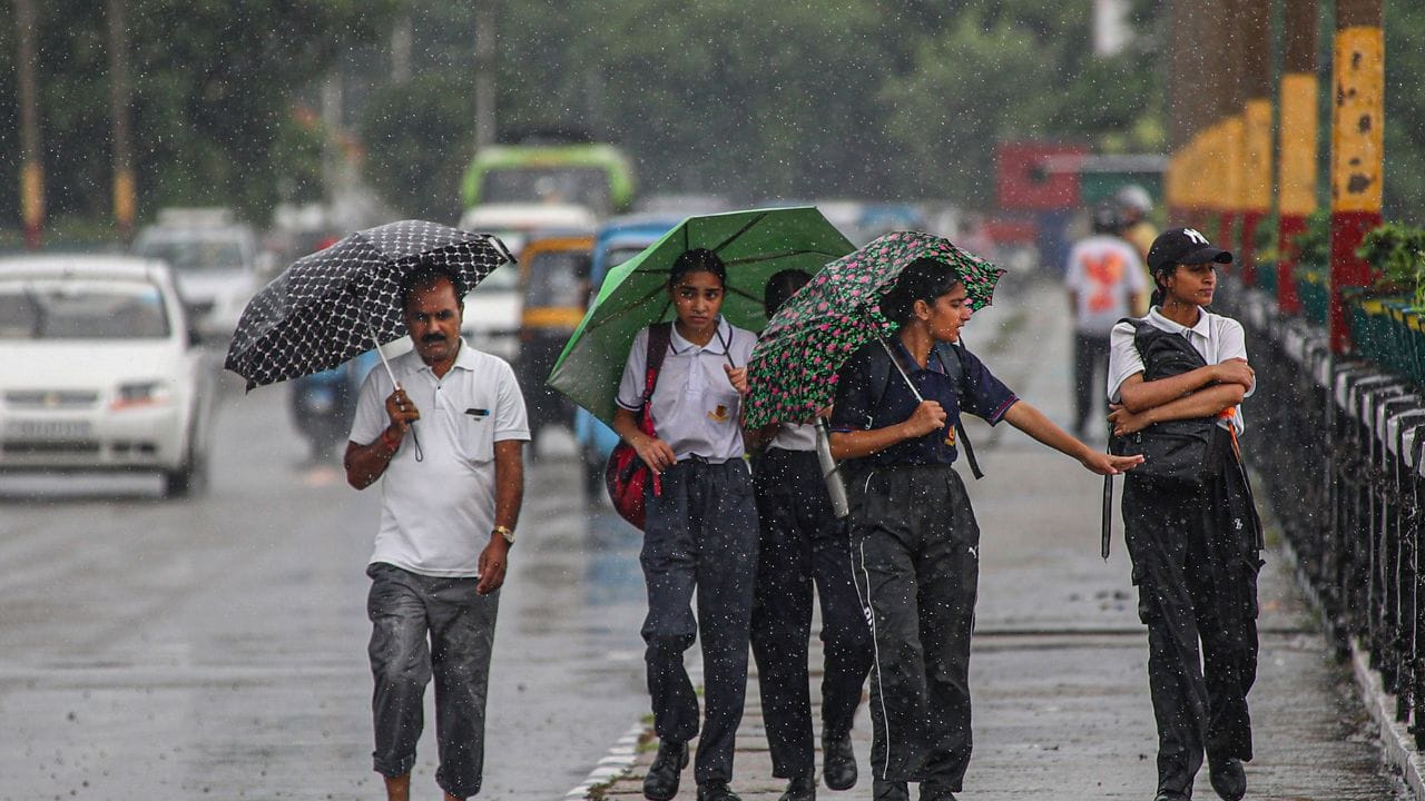 Kerala rain alert: മാറി മറിഞ്ഞ് മഴ മുന്നറിയിപ്പ്, ഇനി വരുന്ന ദിവസങ്ങളിൽ മഴ കനക്കും, പുതിയ മുന്നറിയിപ്പ് ഇങ്ങനെ
