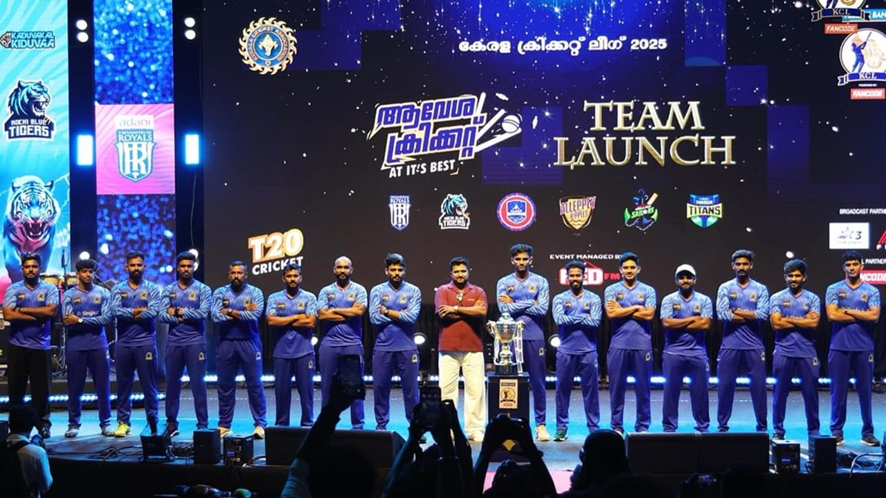 സഞ്ജു സാംസണ്‍ ഉള്‍പ്പെടെയുള്ള താരങ്ങളെല്ലാം പങ്കെടുത്തു. ലീഗ് ചെയര്‍മാന്‍ ടീമുകളെയും ക്യാപ്റ്റന്‍മാരെയും പരിചയപ്പെടുത്തി  (Image: Kochi Blue Tigers, Credits: facebook.com/KeralaCricketLeagueT20)