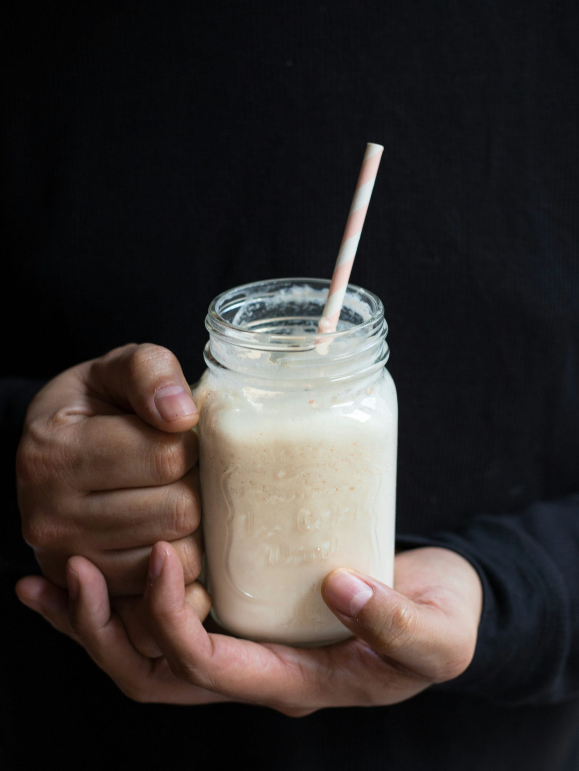 പ്രോട്ടീന്റെ നല്ലൊരു ഉറവിടമാണ് മോര്. ഇത് ദഹിക്കാൻ കൂടുതൽ സമയമെടുക്കുകയും നിങ്ങളെ കൂടുതൽ നേരം വയറുനിറഞ്ഞതായി നിലനിർത്തുകയും ചെയ്യുന്നു. ഇത് മൊത്തത്തിലുള്ള കലോറി ഉപഭോഗം കുറയ്ക്കും. അതുകൊണ്ട് തന്നെ ശരീരഭാരം കുറയ്ക്കുന്നതിനുള്ള ഒരു പ്രധാന ഘടകമായി ഇതിനെ കണക്കാക്കാം. (Image Credits: Unsplash)
