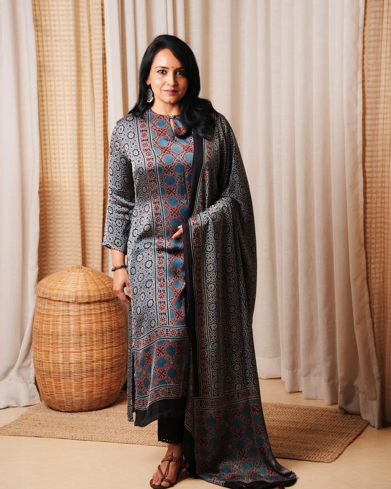 മലയാളി സിനിമ പ്രേക്ഷകർക്ക് ഏറെ സുപരിചിതയാണ് നടി ലെന. വർഷങ്ങളായി ആത്മീയപാതയിലാണ് താരം. ഒരു മാധ്യമത്തിനു നൽകിയ അഭിമുഖത്തിലാണ് താരം ഇക്കാര്യം ആദ്യമായി പങ്കുവച്ചത്. ഇത്  പലർക്കും കൗതുകമായിരുന്നു മറ്റ് പലരും നടിയെ ട്രോളി രം​ഗത്ത് എത്തി. (Image Credits:Instagram)
