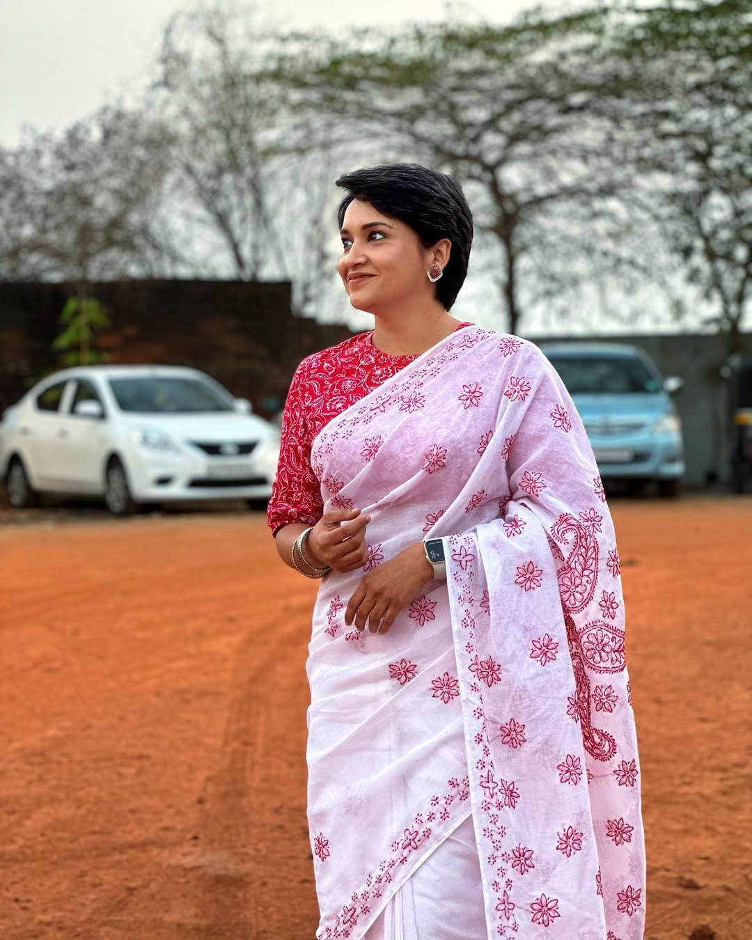  കഴിഞ്ഞ ജന്മത്തിൽ താൻ സ്ത്രീ അല്ലായിരുന്നു. 63 വയസുള്ള ബുദ്ധ സന്യാസിയായിരുന്നു. നേപ്പാൾ, ടിബറ്റ് സെെഡിലായിരുന്നു അത്. അതിന് മുമ്പ് 29 വയസ് വരെ ജീവിച്ചുള്ളൂ. അത് ഇന്ത്യയിലായിരുന്നു. അവിടത്തെ കാര്യങ്ങൾ തനിക്ക് വ്യക്തമായി ഓർമ്മയുണ്ട്. അതുകൊണ്ടാണ് താൻ മൊട്ടയടിച്ച് നേപ്പാളിൽ പോയി രണ്ട് മാസം ഒറ്റയ്ക്ക് ട്രാവൽ ചെയ്തത്.
