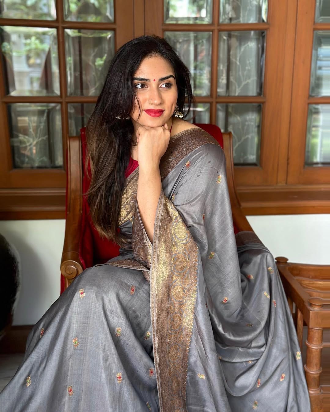 ചടങ്ങിൽ ജയറാമിന്റെ കുടുംബം പങ്കെടുത്തിരുന്നു. ഇതിനിടെയിൽ മകൾ മാളവികയോട് ആരാധകർ ചോദിച്ച ചോദ്യത്തിനുളള മറുപടിയാണ് സോഷ്യൽ മീഡിയയിൽ ശ്രദ്ധേയമാകുന്നത്. അച്ഛനും ചേട്ടനും സിനിമയിൽ സജീവമായിട്ടും മാളവിക എന്താണ് സിനിമയിൽ അഭിനയിക്കാത്തതെന്നായിരുന്നു ചോദ്യം.