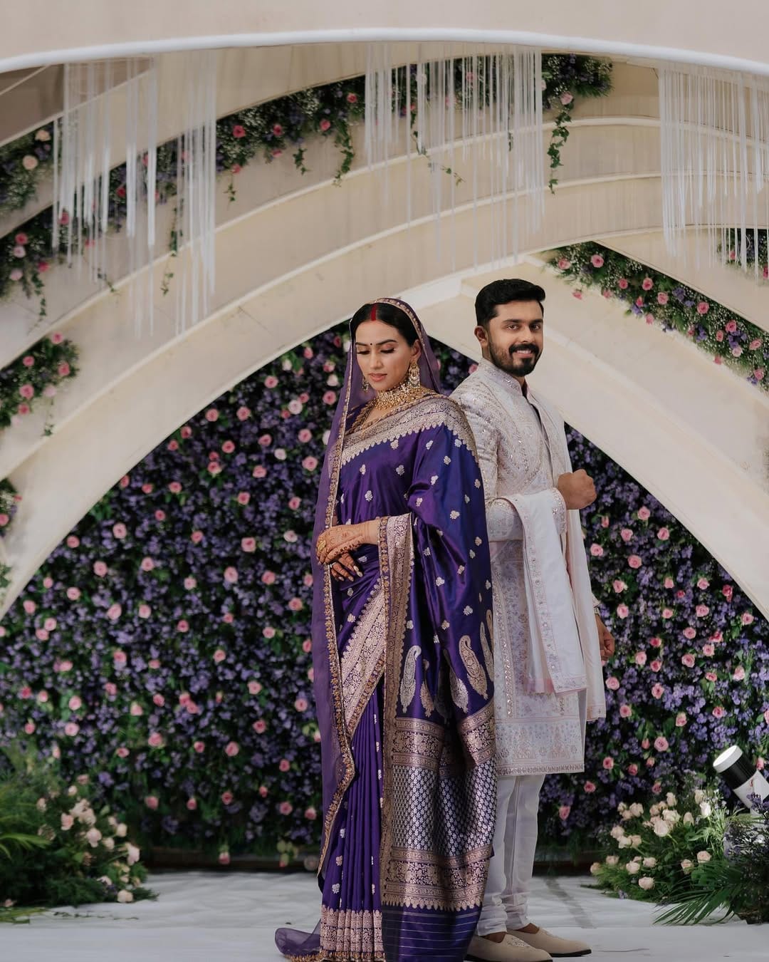 ഭർത്താവാണോ അനുവദിക്കാത്തതെന്നും ആരാധകർ ചോദിച്ചു. എന്നാൽ സിനിമയിൽ അഭിനയിക്കുന്നതിനെപറ്റി ഒരിക്കലും ചിന്തിച്ചിട്ടില്ലെന്നാണ് മാളവിക പറയുന്നത്. വിവാഹത്തിന് മുൻപും സിനിമയിൽ അഭിനയിക്കുന്നതിനെപ്പറ്റി ആലോചിച്ചിട്ടില്ലെന്നും വിവാഹം കഴിഞ്ഞിട്ടും അഭിനയിക്കണമെന്ന് ചിന്തിച്ചിട്ടില്ലെന്നും മാളവിക പറഞ്ഞു.