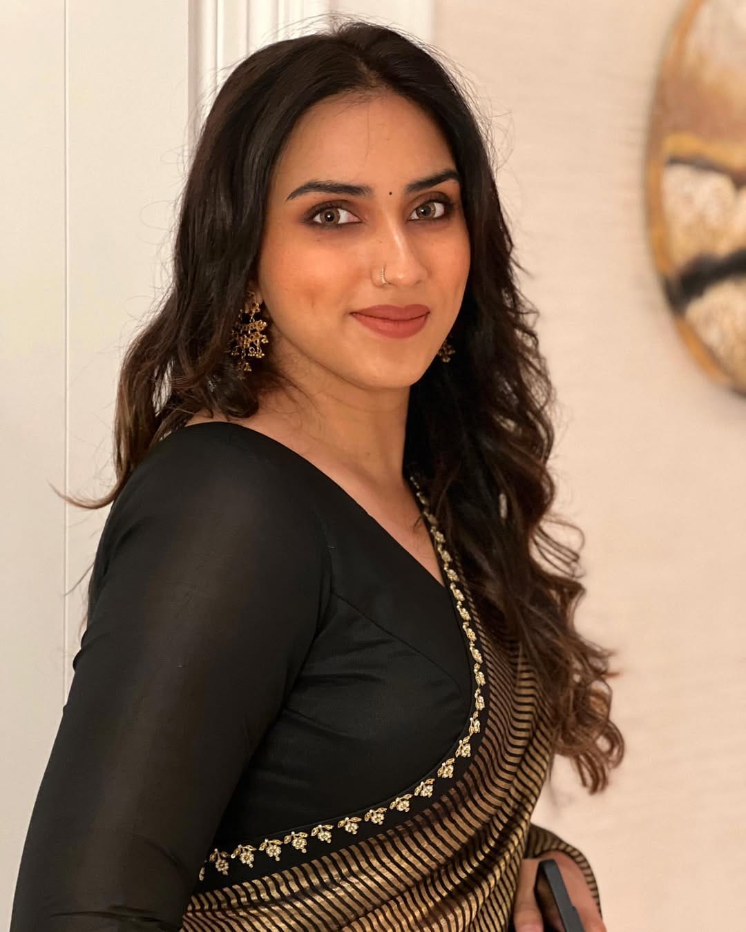 അച്ഛനും ചേട്ടനും ഒരുമിച്ചുളള സിനിമ വരാൻ പോകുകയാണ്. അവർക്ക് വലുതായി അഭിനയിക്കേണ്ടി വരില്ല. വീട്ടിൽ എങ്ങനെയാണോ അതുപോലെയായിരിക്കും ലൊക്കേഷനിലുമെന്നാണ് മാളവിക പറയുന്നത്.  25 വർഷം മുൻപ് അവർ ഒരുമിച്ച് അഭിനയിച്ചിരുന്നു. ആ ഫീലായിരിക്കും പുതിയ സിനിമയിലൂടെ പ്രേക്ഷകർക്ക് ലഭിക്കാൻ പോകുന്നത്. അതിൽ സംശയമൊന്നുമില്ല എന്നാണ് താരപുത്രി പറയുന്നത്.