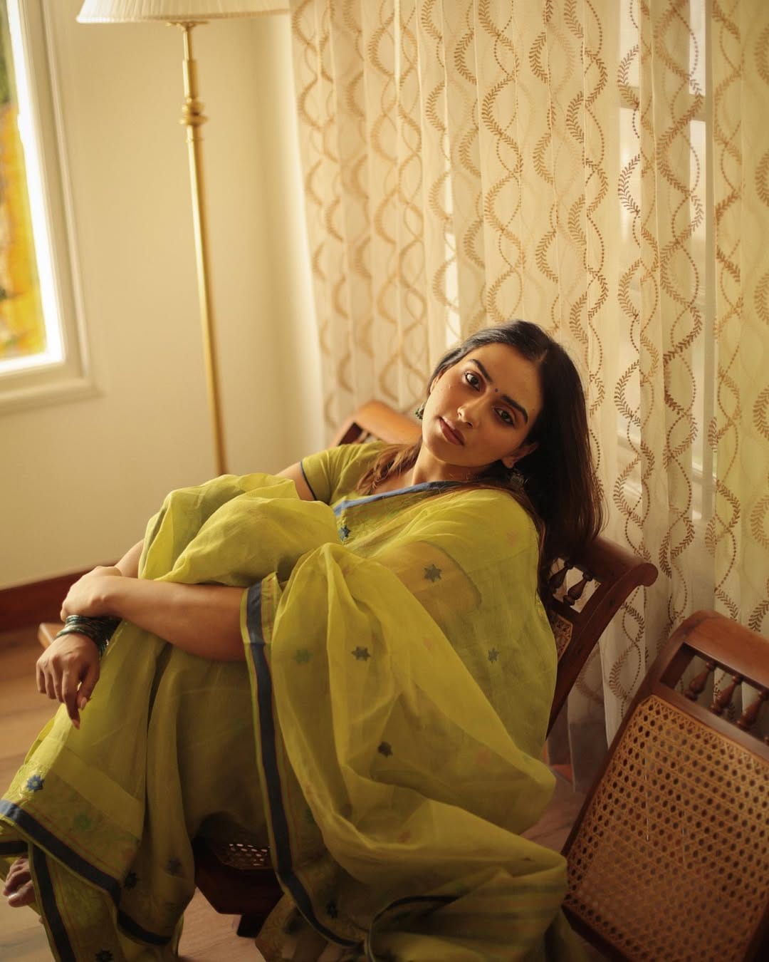 താൻ അച്ഛനോടൊപ്പം ഒരു പരസ്യത്തിൽ അഭിനയിച്ചിരുന്നു. പക്ഷെ സിനിമയിൽ അഭിനയിക്കാൻ താൽപര്യം കുറവാണ്. ക്യാമറയ്ക്ക് മുന്നിൽ നിൽക്കുമ്പോൾ ചെറിയ ബുദ്ധിമുട്ടുകൾ തോന്നാറുണ്ട്. താൻ കംഫർട്ട് അല്ല. തനിക്കനുസരിച്ചുളള ക്രൂ ആയാലേ അഭിനയിക്കാൻ സാധിക്കുളളൂവെന്നാണ് മാളവിക പറയുന്നത്.