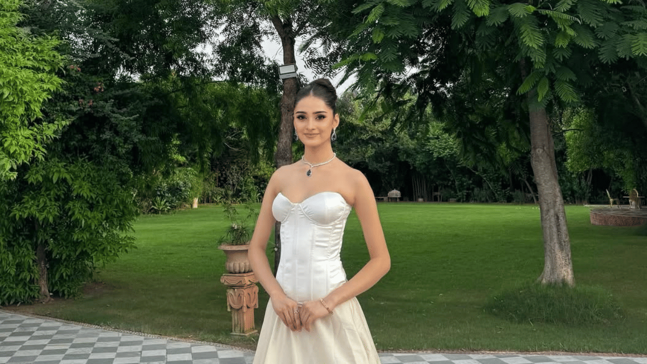 48 മത്സരാര്‍ത്ഥികളായിരുന്നു ഇത്തവണ ഉണ്ടായിരുന്നത്. ഡൽഹി സർവകലാശാലയിൽ പൊളിറ്റിക്കൽ സയൻസും ഇക്കണോമിക്‌സും പഠിക്കുന്ന അവസാന വർഷ വിദ്യാർത്ഥിനിയാണ് മനിക. ക്ലാസിക്കൽ നർത്തകിയും ചിത്രകാരിയുമാണ്. (Image Credit: Instagram)