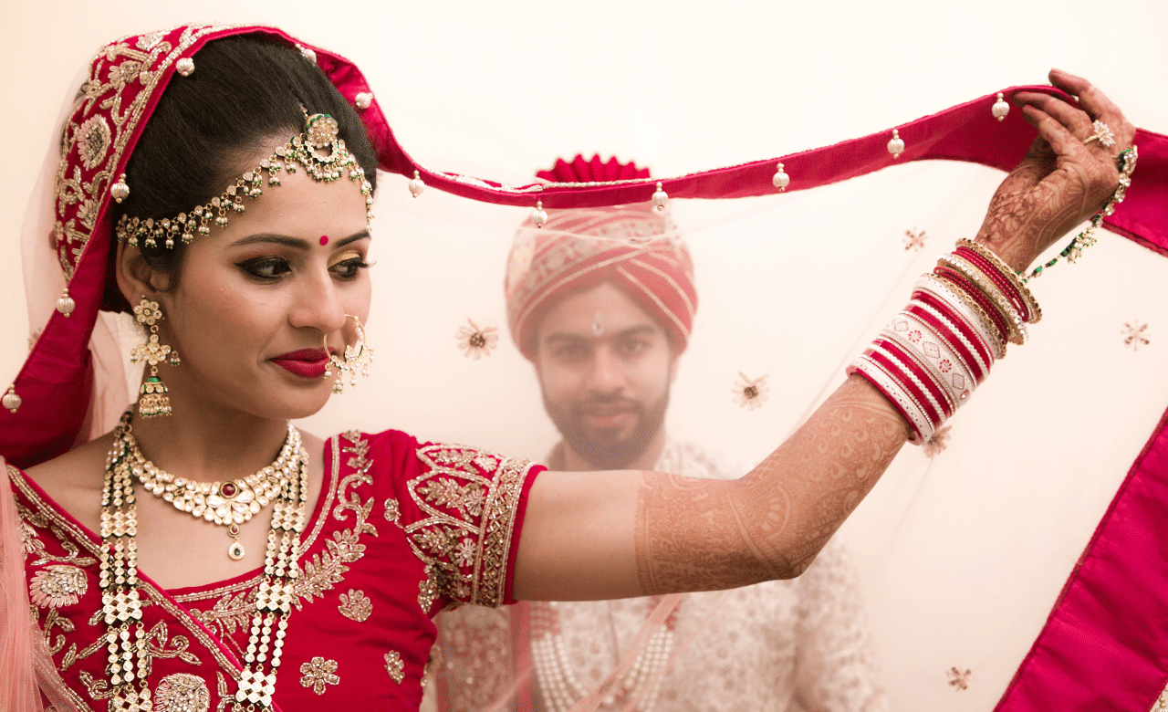 വിവാഹിതരാകാൻ ഒരുങ്ങുന്നവർ കല്യാണത്തിന് മുമ്പ് ഭാവി പങ്കാളിയോട് മൂന്ന് കാര്യങ്ങൾ ചോദിക്കണമെന്ന് ചാണക്യൻ പറയുന്നു. ഈ ചോദ്യങ്ങൾക്ക് തൃപ്തികരമായ മറുപടി ലഭിച്ചാൽ മാത്രമേ  വിവാഹത്തിലേക്ക് കടക്കാവൂ. (Image Credit: Unsplash)