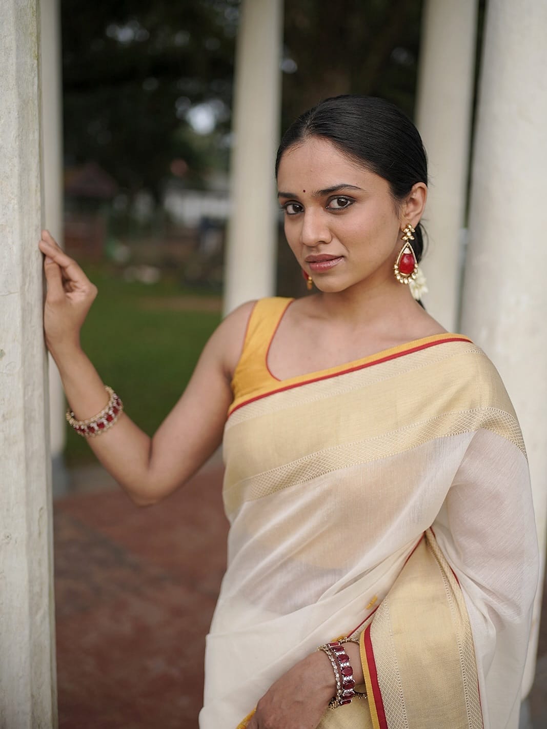 എന്നാൽ കാവ്യയ്ക്ക് കട്ട സപ്പോർട്ടുമായി നടി മഞ്ജു വാര്യരുടെയും ദിലീപിന്റെയും മകൾ മീനാക്ഷിയുണ്ട്.മീനാക്ഷി അടുത്തിടെ ലക്ഷ്യയുടെ വസ്ത്രങ്ങൾ ധരിച്ച് പങ്കുവെച്ച ഫോട്ടോകൾ സോഷ്യൽ മീഡിയയിൽ വെെറലായിരുന്നു. താരപുത്രി സോഷ്യൽ മീഡിയയിൽ അത്ര സജീവമല്ലെങ്കിലും നിരവധി ആരാധകരാണ് മീനാക്ഷിക്കുള്ളത്. 