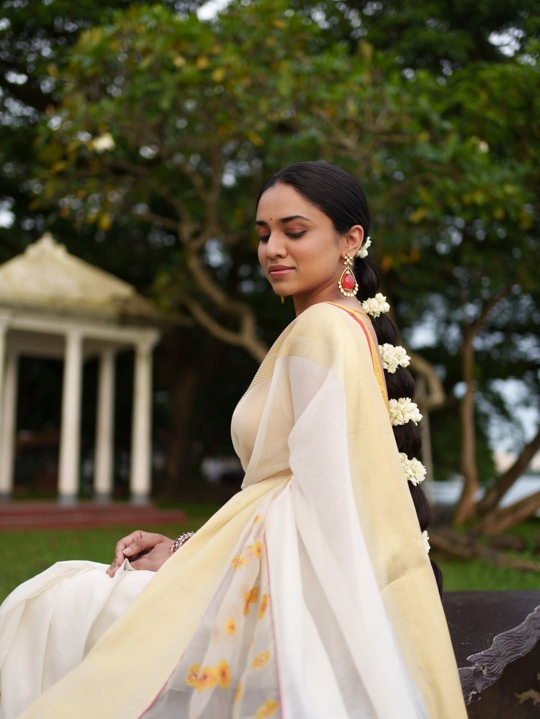 ലക്ഷ്യ എന്നാണ് കാവ്യ മാധവന്റെ സ്ഥാപനത്തിന്റെ പേര്. അഹാന വന്നതോട് കൂടി സിനിമയിൽ നിന്ന് മറ്റൊരു നടി കൂടി എത്തിയിരിക്കുകയാണ്. കാവ്യയേക്കാൾ ജനശ്രദ്ധ സോഷ്യൽ മീഡിയയിൽ ലഭിക്കുന്നവരാണ് അഹാന, ഇഷാനി, ഹൻസിക എന്നിവർ. 