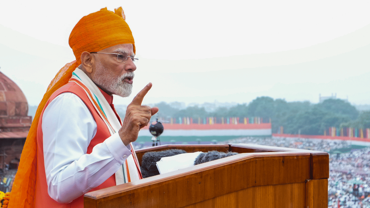 ഈ വർ‌ഷം കാവി തലപ്പാവായിരുന്നു മോദി ധരിച്ചിരുന്നത്. 2014 മുതല്‍ എല്ലാ സ്വാതന്ത്ര്യദിനത്തിലും വര്‍ണ്ണാഭമായ തലപ്പാവ് ധരിച്ചാണ് അദ്ദേഹം എത്താറുള്ളത്. 2024-ൽ, ഓറഞ്ച്, മഞ്ഞ, പച്ച നിറങ്ങളിലുള്ള തിളക്കമുള്ള രാജസ്ഥാനി ലെഹെരിയ-പ്രിന്റ് തലപ്പാവ് ധരിച്ചാണ് എത്തിയത്. (Image Credit: PTI)