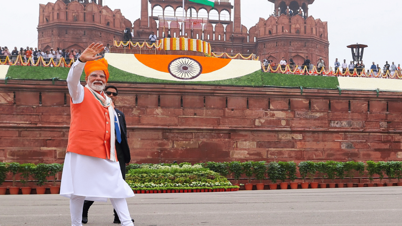 പ്രധാനമന്ത്രി നരേന്ദ്ര മോദിയും അദ്ദേഹത്തിന്റെ തലപ്പാവുകളും എന്നും ഫാഷൻ ലോകത്ത് ശ്രദ്ധിക്കപ്പെടാറുണ്ട്. ഇത്തവണയും പതിവ് തെറ്റിയില്ല. 2025 ലെ സ്വാതന്ത്ര്യദിനത്തിൽ ചെങ്കോട്ടയിൽ നിന്ന് രാജ്യത്തെ അഭിസംബോധന ചെയ്യുന്നതിനായി തുടർച്ചയായ 12-ാം തവണയും തലപ്പാവ് ധരിച്ചാണ് അദ്ദേഹം എത്തിയത്. (Image Credit: PTI)
