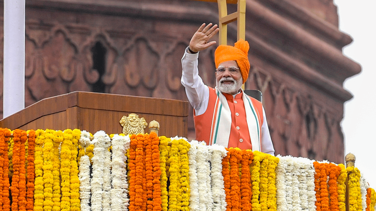 2018-ൽ, ചുവന്ന ഡിസൈനുകൾ കൊണ്ട് അലങ്കരിച്ച ഒരു കുങ്കുമ നിറത്തിലുള്ള തലപ്പാവായിരുന്നു ധരിച്ചിരുന്നത്. 2017-ൽ, ചുവപ്പും മഞ്ഞയും നിറങ്ങളുള്ളതും 2016-ൽ പിങ്ക്, മഞ്ഞ നിറങ്ങളിലുള്ള പിങ്ക്, മഞ്ഞ നിറങ്ങളിലുള്ള ടൈ ആന്‍ഡ് ഡൈ തലപ്പാവാണ് മോദി തിരഞ്ഞെടുത്തത്. (Image Credit: PTI)