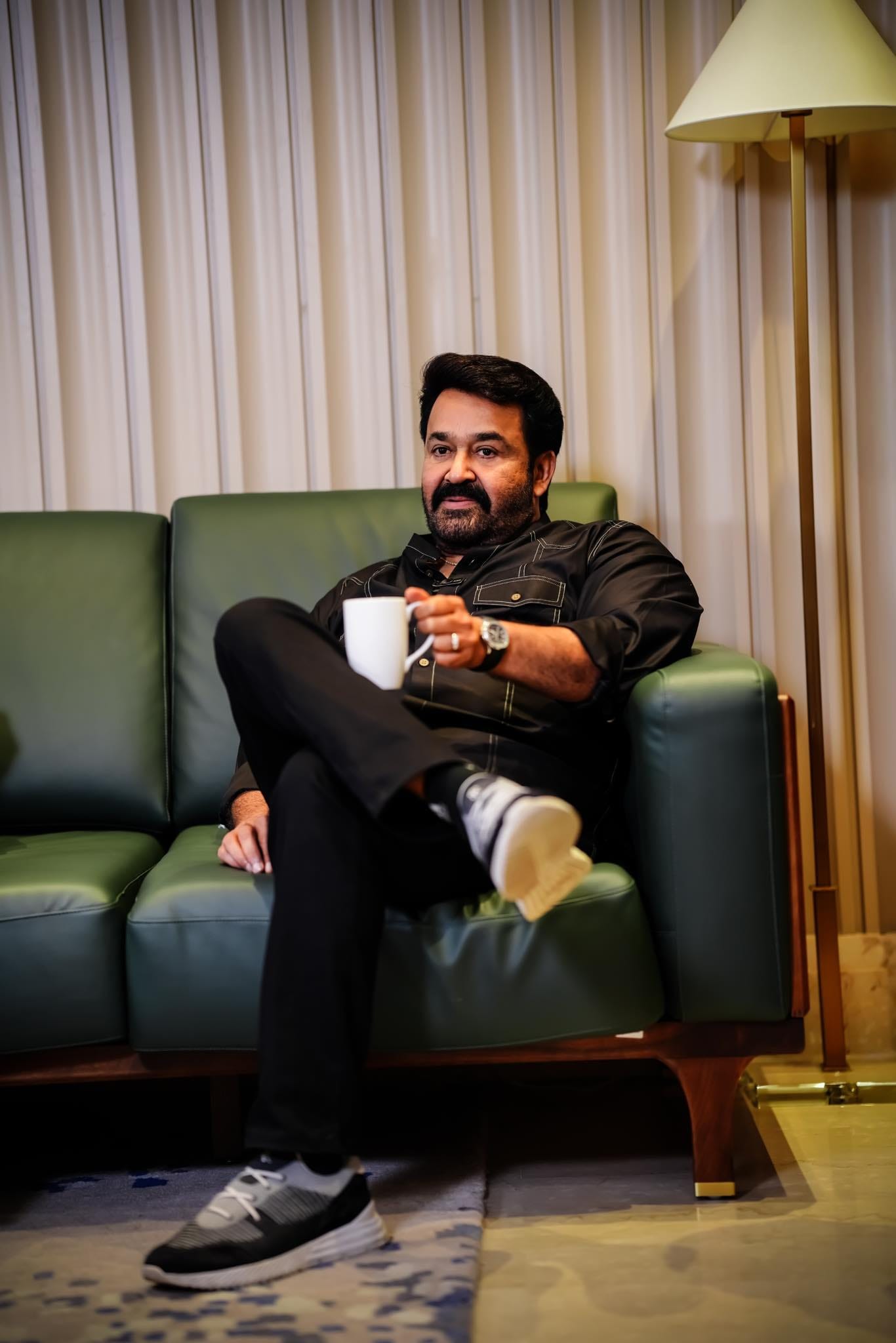 അദ്ദേഹത്തിന് ഈ സമൂഹത്തോട് ഒരു കമ്മിറ്റ്മന്റും ഇല്ലേ എന്നാണ് ശാന്തിവിള ചോദിക്കുന്നത്. മോഹൻലാലിനു കുറെ പണം സമ്പാദിക്കണം എന്ന് മാത്രമേ ഉളളൂവെന്നും ഈ ബിഗ് ബോസ് എന്ന കൂതറ പരിപാടിയിൽ വന്നത് കണ്ടില്ലേ എന്നുമാണ് അദ്ദേഹം കുറ്റപ്പെടുത്തുന്നത്.