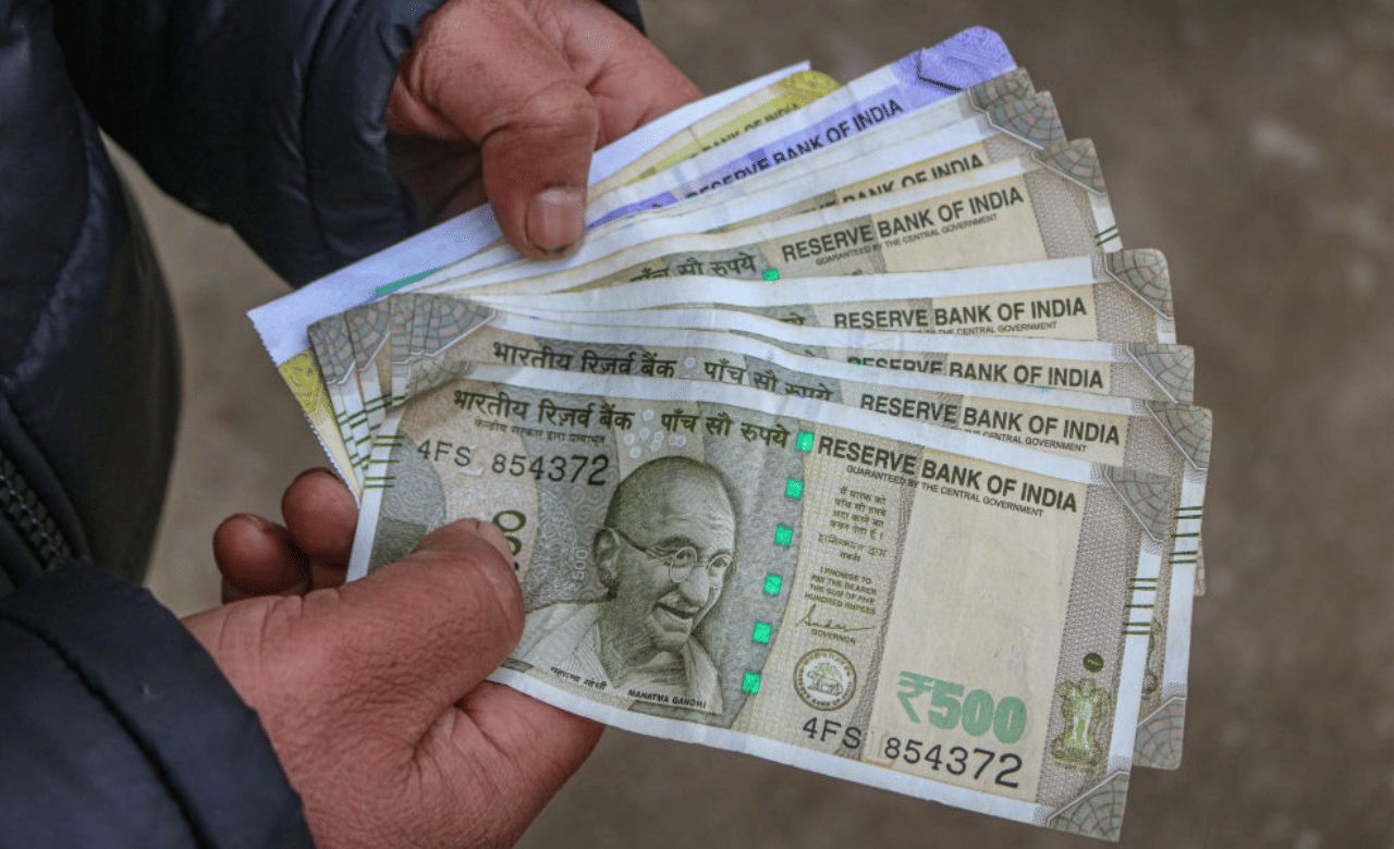 EMI vs Credit Card: ഒരു ലക്ഷം രൂപ വേണം; ഇഎംഐയോ ക്രെഡിറ്റ് കാർഡോ? ലാഭകരമേത് EMI vs Credit Card: ഒരു ലക്ഷം രൂപ വേണം; ഇഎംഐയോ ക്രെഡിറ്റ് കാർഡോ? ലാഭകരമേത്