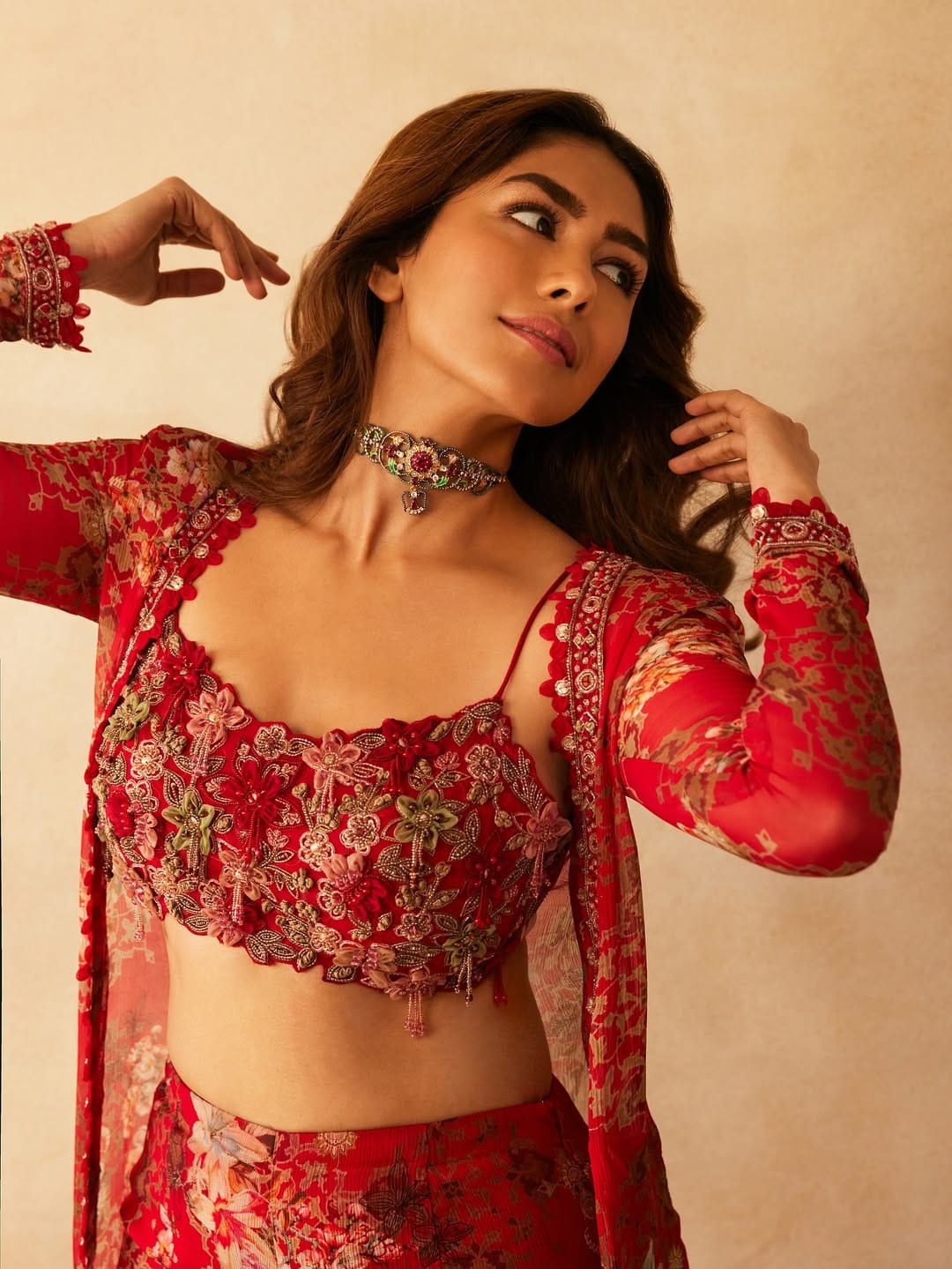 ഇതിനിടെയിൽ ധനുഷ് മൃണാളിന്റെ കൈയിൽ പിടിച്ച് സംസാരിക്കുന്നതിന്റെ വീഡിയോയും സോഷ്യൽ മീഡിയയിൽ പ്രചരിക്കുന്നുണ്ട്. എന്നാൽ ഇപ്പോഴിതാ ധനുഷ് ഇൻസ്റ്റാ​ഗ്രാമിൽ പങ്കുവച്ച് പുതിയ സ്റ്റോറിയാണ് ആരാധകർക്കിടയിൽ ചർച്ചയാകുന്നത്.