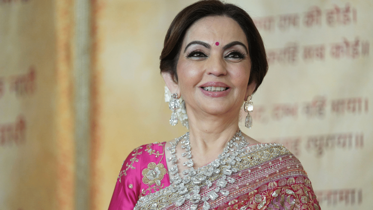 Nita Ambani: ബിസിനസ് ലോകത്തെ രാജ്ഞിയായ ഡാൻസ് ടീച്ചറിന്റെ കഥ, നിത അംബാനിയുടെ ജീവിതം Nita Ambani: ബിസിനസ് ലോകത്തെ രാജ്ഞിയായ ഡാൻസ് ടീച്ചറിന്റെ കഥ, നിത അംബാനിയുടെ ജീവിതം
