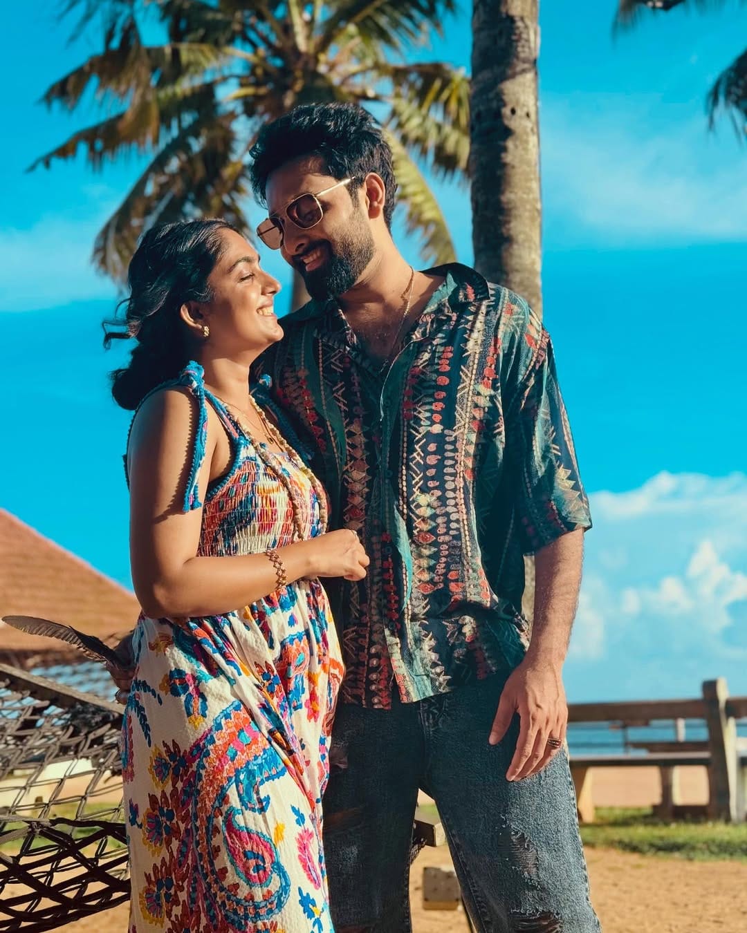 നെ​ഗ്റ്റീവ് കമന്റിട്ട ആൾക്കാരുടെ ലൈഫിലും പ്രശ്നങ്ങൾ ഉണ്ടായിട്ടുണ്ടാവും അതൊക്കെ കേട്ടിട്ട് ഇതൊക്കെ ഫേക്കാണെന്ന് മറ്റൊരാൾ പറഞ്ഞാൽ എങ്ങനെയുണ്ടാകുമെന്നാണ് നടൻ ചോദിക്കുന്നത്. തനിക്ക് ബിന്നിയുടെ കഥ അറിയാമെന്നും താൻ പറഞ്ഞ് കൊടുത്തപ്പോഴാണ് ആള് മാറി തുടങ്ങിയതെന്നും നടൻ പറയുന്നു.
