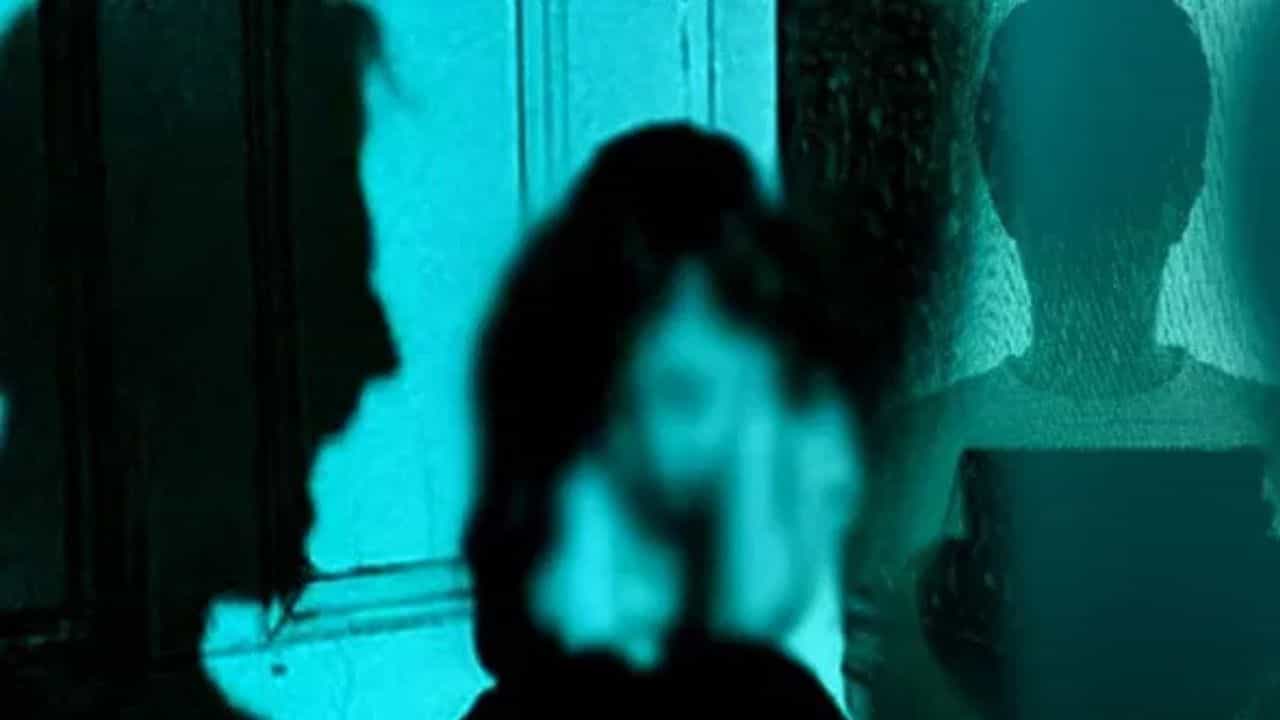 Odisha teacher arrest: 17 കാരിയെ പീഡിപ്പിക്കുകയും ഭീഷണിപ്പെടുത്തുകയും ചെയ്ത അധ്യാപകൻ പിടിയിൽ Odisha teacher arrest: 17 കാരിയെ പീഡിപ്പിക്കുകയും ഭീഷണിപ്പെടുത്തുകയും ചെയ്ത അധ്യാപകൻ പിടിയിൽ