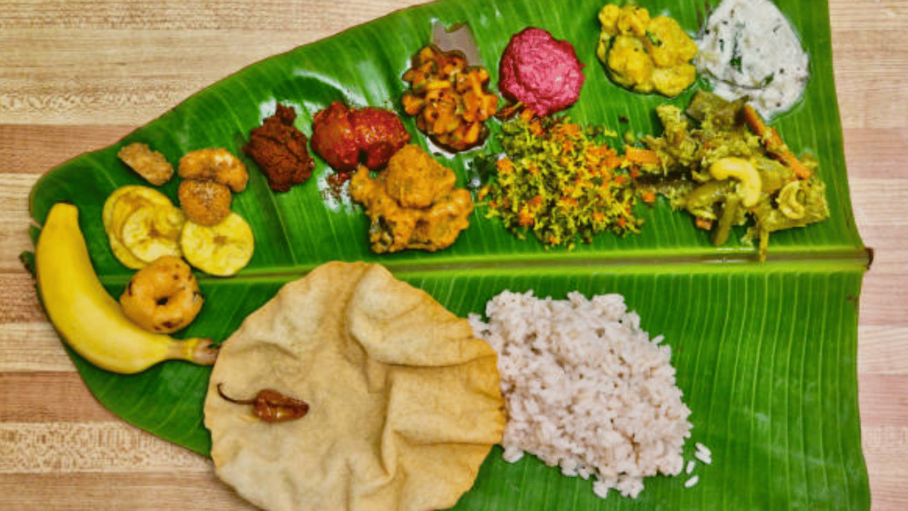 സസ്യാഹാരങ്ങള്‍ മാത്രം ഉള്‍ക്കൊള്ളിച്ചാണ് പൊതുവെ ഓണസദ്യ തയ്യാറാക്കുന്നത്. അതിലെ ഓരോ കറിയ്ക്കും അതിന്റെതായ പ്രാധാന്യവും പോഷക മൂല്യങ്ങളും ഉണ്ട്. അവ ഏതെല്ലാമെന്ന് നോക്കാം. (Image Credit: Getty Images)