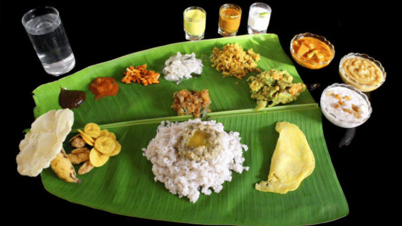 ഓണസദ്യയില്ലാതെ എന്ത് ഓണം അല്ലെ? എന്നാൽ പലപ്പോഴും ഓണസദ്യ കഴിക്കുമ്പോൾ ആരോ​ഗ്യവുമായി ബന്ധപ്പെട്ട് ചെറിയ ടെൻഷൻ തോന്നാറില്ലേ? എന്നാൽ ഓണസദ്യയില്‍ ഉള്‍പ്പെടുത്തിയിട്ടുള്ള വിഭവങ്ങള്‍ ധാതുക്കളും പോഷകമൂല്യം നിറഞ്ഞതും ആരോഗ്യത്തിന് ​ഗുണകരവുമാണ്. (Image Credit: Getty Images)