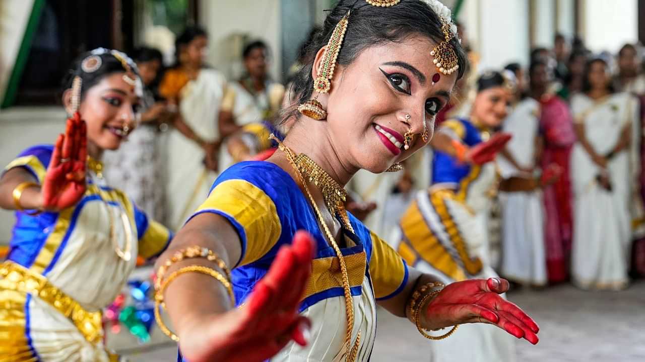 Onam 2025 songs : ഓണാഘോഷങ്ങൾ കളറാക്കാൻ വെറൈറ്റി പിടിക്കാം... പഴയ സിനിമയിലെ ഓണപ്പാട്ടുകൾ നോക്കിയെടുത്തോളൂ Onam 2025 songs : ഓണാഘോഷങ്ങൾ കളറാക്കാൻ വെറൈറ്റി പിടിക്കാം... പഴയ സിനിമയിലെ ഓണപ്പാട്ടുകൾ നോക്കിയെടുത്തോളൂ