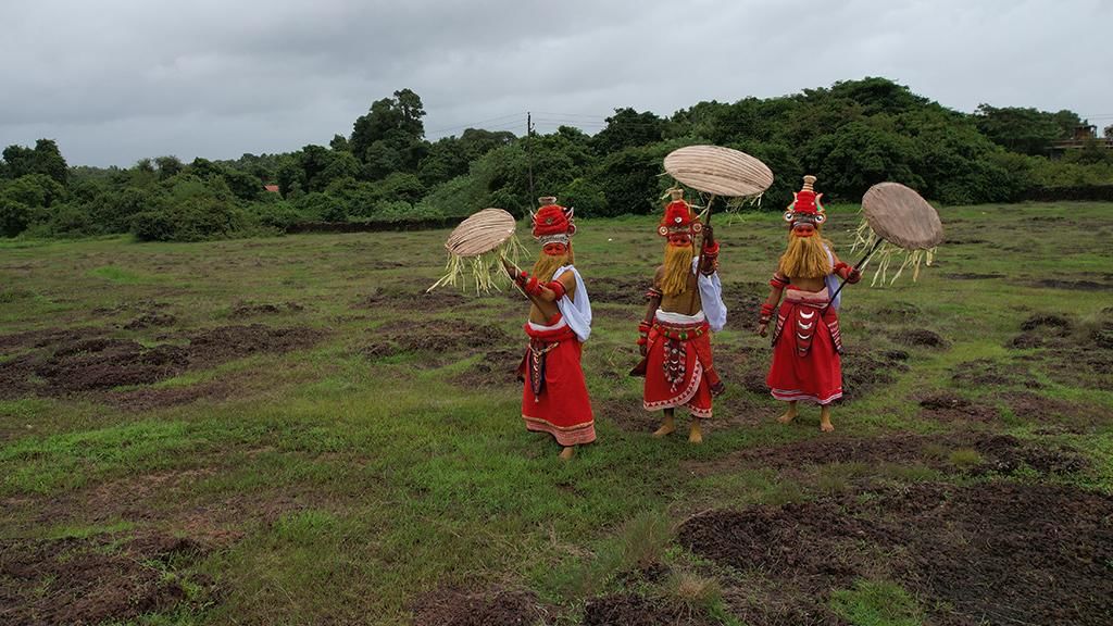കേരളത്തിലെ മറ്റിടങ്ങളിൽ നിന്ന് ഏറെ വ്യത്യസ്തമാണ് വടക്കേ മലബാറിലെ ഓണാഘോഷം. പൊതുവെ ലളിതമെന്ന് തന്നെ പറയാം. സദ്യവട്ടങ്ങളിൽ പോലും മലബാറിൻ്റേതായ മാറ്റങ്ങളുണ്ട്. അതുപോലെ തന്നെ മറ്റ് ജില്ലകാർക്ക് കേട്ടാൽ അത്ഭുതവും കൗതുകവും തോന്നുന്ന ചില രസകരമായ ആചാരങ്ങളും ഇവിടെയുണ്ട്. അതിലൊന്നാണ് ഓണപ്പൊട്ടൻ. (Image Credits: Social Media/ PTI)