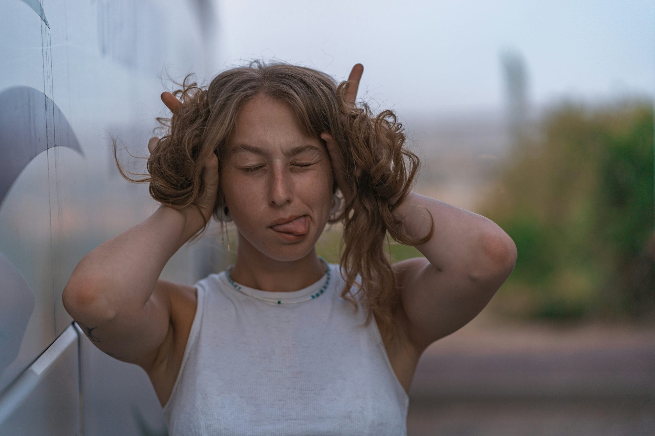 വീട്ടിൽ തന്നെ ഏറ്റവും എളുപ്പത്തിൽ പ്രകൃതിദത്തമായ രീതിയിൽ തന്നെ മുടി കളർ ചെയ്യുന്നത് എങ്ങനെയാണെന്ന് നോക്കാം. ചായയും കാപ്പിയും ഉപയോ​ഗിച്ച് മുടിക്ക് രാസവസ്തുക്കൾ ഇല്ലാതെ തന്നെ നിറം നൽകാൻ കഴിയും. കാരണം മുടിക്ക് കളർ നൽകാൻ കഴിയുന്ന ഏറ്റവും മികച്ച രണ്ട് പ്രകൃതിദത്ത ചേരുവകളാണ് ഇവ.(Image Credits: Unsplash)
