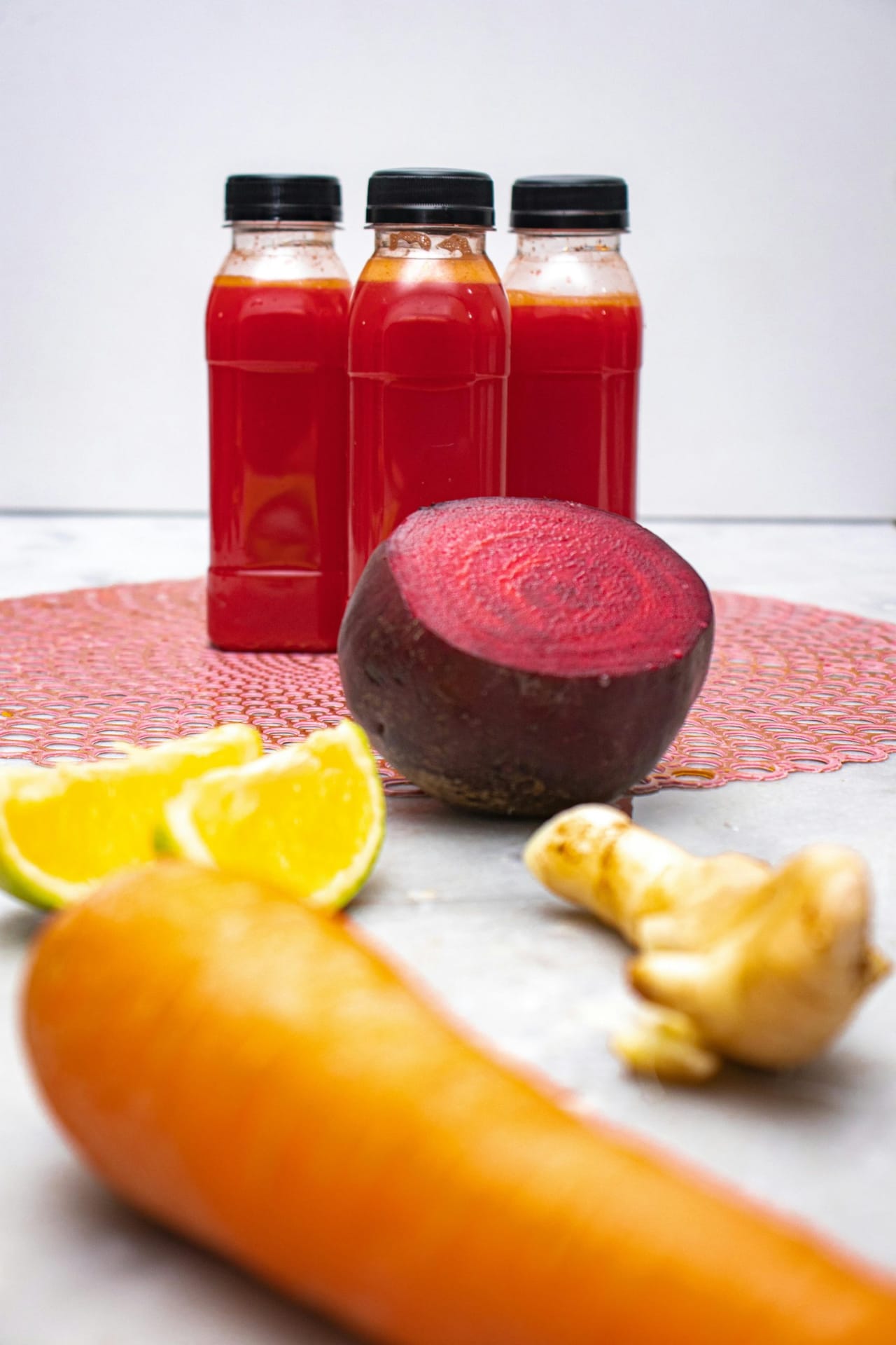 പ്രതിരോധശേഷി: കാരറ്റിലും ബീറ്റ്റൂട്ടിലും വിറ്റാമിൻ സി, ഫിനോളിക് സംയുക്തങ്ങൾ, ബെറ്റാനിൻ, ആന്തോസയാനിനുകൾ പോലുള്ള ആന്റിഓക്‌സിഡന്റുകൾ ധാരാളമുണ്ട്. ഫ്രീ റാഡിക്കലുകളെ നിർവീര്യമാക്കുന്നതിലൂടെയും കോശം മെച്ചപ്പെടുത്താൻ സഹായിക്കുന്നതിലൂടെയും ഈ ഗുണങ്ങൾ രോഗപ്രതിരോധ സംവിധാനത്തെ പിന്തുണയ്ക്കുന്നു. (Image Credits: Pixel)