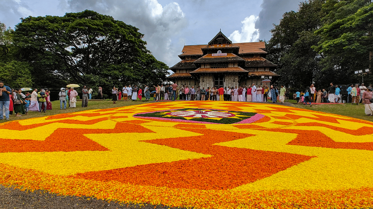 ഇത്തവണ സെപ്റ്റംബർ അഞ്ചിനാണ് തിരുവോണം വരുന്നത്. കേരളം കണ്ട ഏറ്റവും മഹാനായ രാജാവായി വിശേഷിപ്പിക്കപ്പെടുന്ന മഹാബലി ചക്രവർത്തി പാതാളത്തിൽ നിന്നും തന്റെ പ്രജകളെ കാണാൻ തിരുവോണനാളിൽ എത്തുന്നു എന്നാണ് വിശ്വാസം. (Image Credit: PTI)