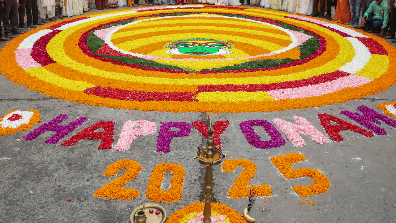 തൃക്കേട്ട മുതലാണ് കുടുംബ വീടുകളിലേക്ക് കുടുംബാം​ഗങ്ങൾ എത്തുന്നത്. ബന്ധുക്കളെ സന്ദർശിക്കുന്നവർ പ്രിയപ്പെട്ടവര്‍ക്ക് സമ്മാനങ്ങള്‍ നല്‍കുകയും ചെയ്യാറുണ്ട്. പഴയകാലത്തെ സൗഹൃദങ്ങൾ വീണ്ടെടുക്കാനും ഈ സന്ദർശനം സഹായിക്കുന്നു. (Image Credit: PTI)