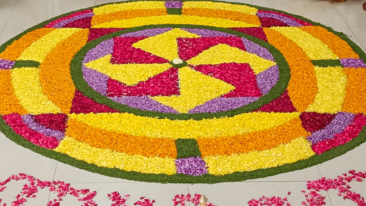 ഐശ്വര്യത്തിന്റെയും സമ്പൽ സമൃദ്ധിയുടെയും ഓർമ പുതുക്കുന്ന ഓണക്കാലത്തിന്റെ ആറാം നാളാണ് തൃക്കേട്ട. ഇനി എല്ലാവരും ഓണത്തിരക്കുകളിലായിരിക്കും. തൃക്കേട്ട നാളിൽ പൂക്കളം ഒരുക്കേണ്ടത് എങ്ങനെയെന്ന് അറിയാമോ? (Image Credit: PTI)