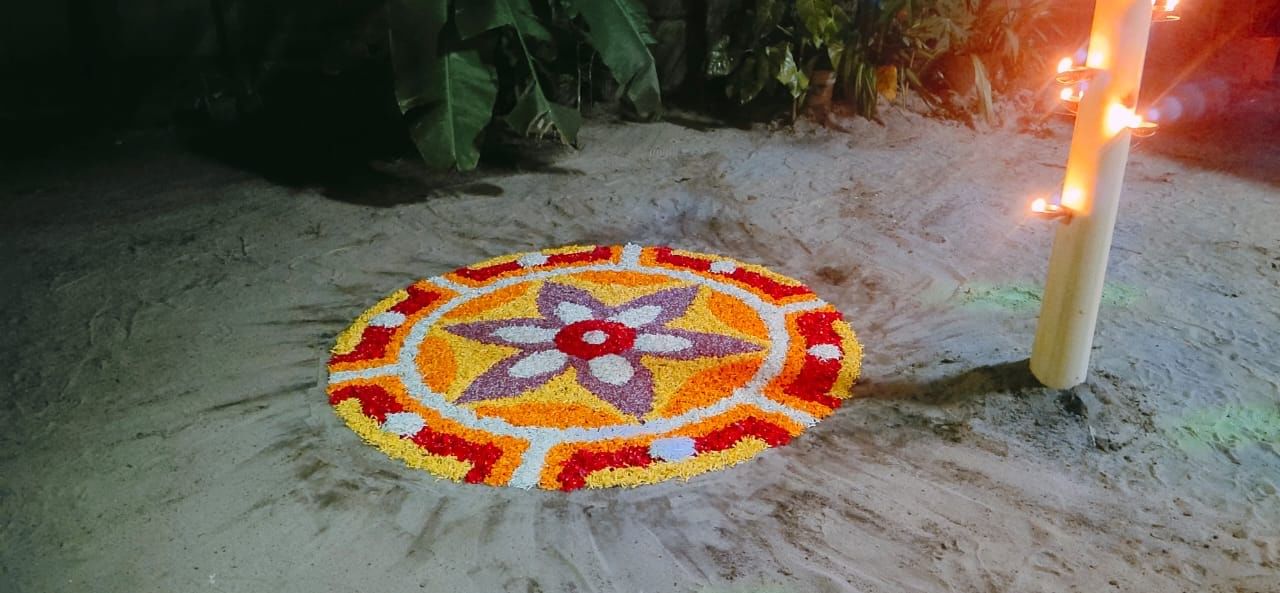 അത്തനാളിൽ ഇടുന്ന പൂക്കളം വളരെ ലളിതമായിരിക്കണമെന്നാണ് പതിവ്. അത്ത ദിനത്തിലെ പൂക്കളമൊരുക്കേണ്ടത് വൃത്തിയാക്കി ചാണകം മെഴുകിയ തറയിലാണ്. ഒരു നിരയുള്ള പൂക്കളത്തിൻ്റെ നടുവിൽ തുളസിയിലയും മുക്കുറ്റിയും വച്ച് അതിന് ചുറ്റുമായി തുമ്പപ്പൂ കൊണ്ട് നിരയിടണം. 
