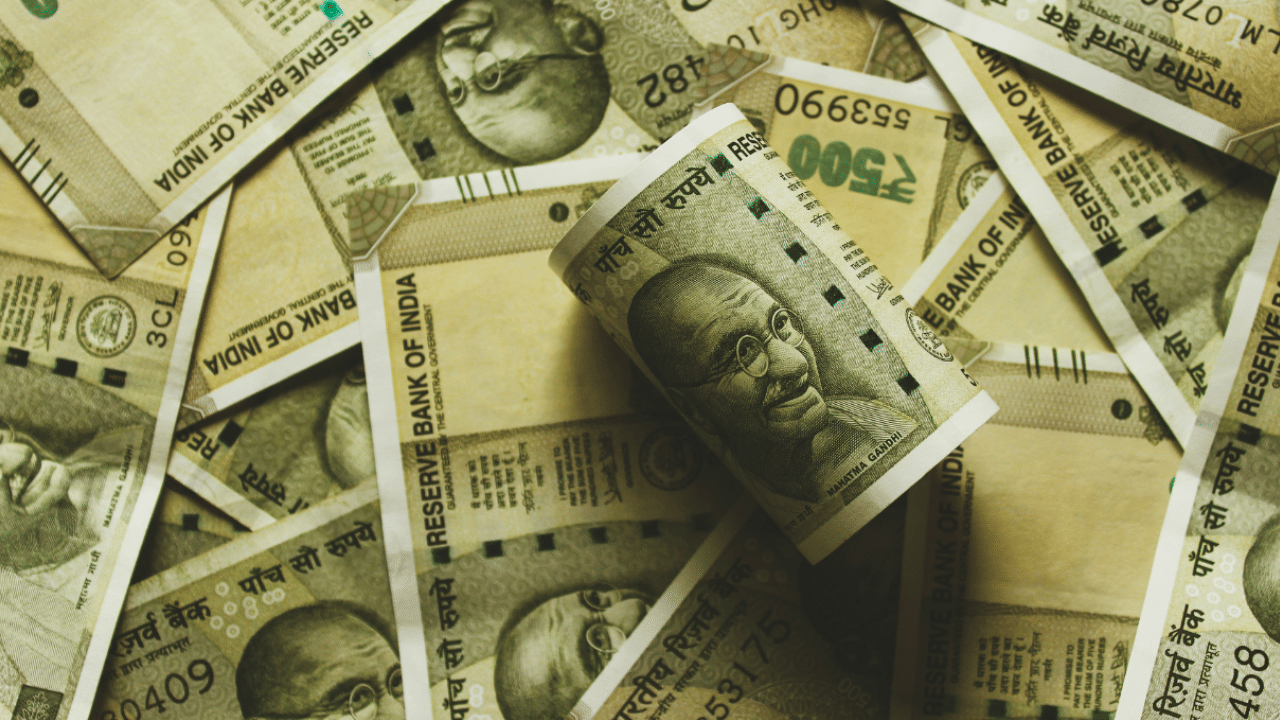 നിക്ഷേപത്തിന് പരമാവധി പരിധി നിശ്ചയിച്ചിട്ടില്ല. സേവിംഗ്സ് സ്കീമിൽ ഒരു അക്കൗണ്ട് തുറന്ന് ഒരു വർഷം അത് നടത്തിയ ശേഷം അത് അടയ്ക്കുകയാണെങ്കിൽ, നിങ്ങൾ നിക്ഷേപിച്ച തുക മാത്രമേ നിങ്ങൾക്ക് തിരികെ ലഭിക്കൂ, ഒരു പൈസ പോലും പലിശ നൽകില്ല. (Image Credit: Unsplash)

