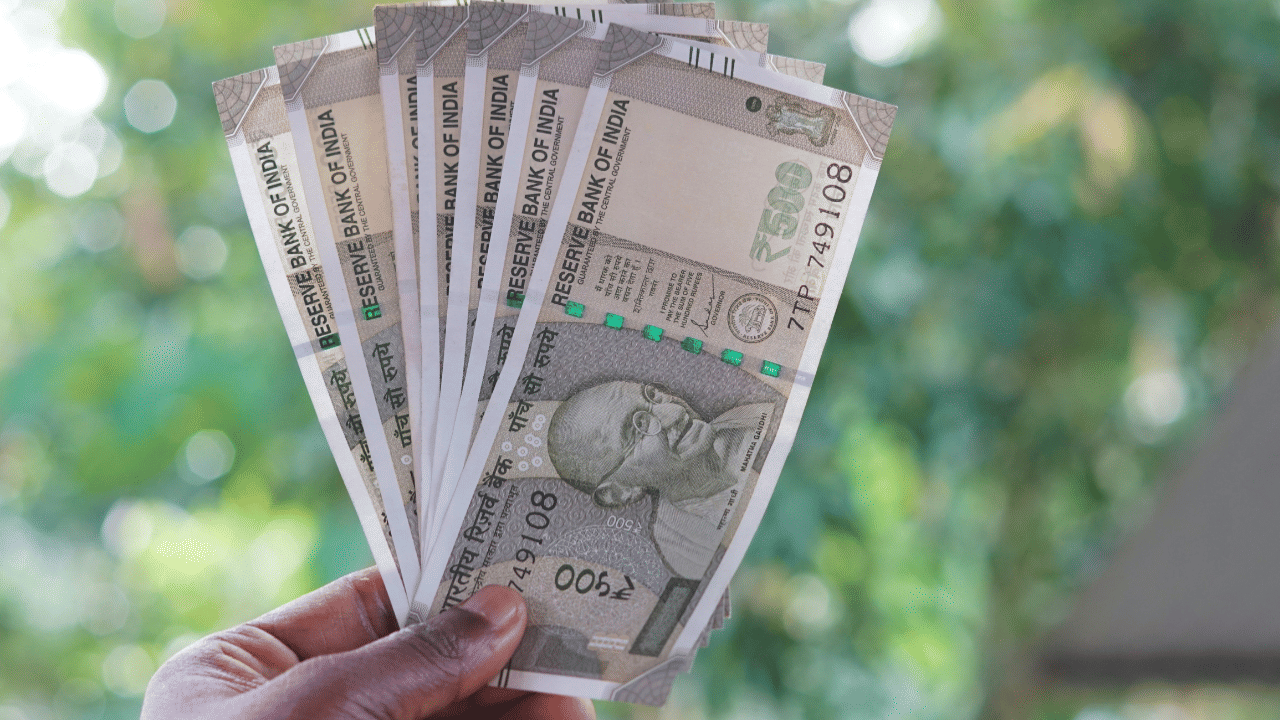 രാജ്യത്തെ ഏത് പോസ്റ്റ് ഓഫീസിലും കുറഞ്ഞത് 1,000 രൂപ നിക്ഷേപിച്ച് എൻ‌എസ്‌സി അക്കൗണ്ട് തുറക്കാവുന്നതാണ്. സ്കീം പ്രകാരം പലിശ നിരക്ക് കോമ്പൗണ്ടിംഗിന്റെ അടിസ്ഥാനത്തിലാണ് വാഗ്ദാനം ചെയ്യുന്നത്. ഇതിൽ, നിക്ഷേപം ആരംഭിച്ച് 5 വർഷത്തിനുശേഷം മാത്രമേ പലിശ തുക അക്കൗണ്ടിലേക്ക് മാറ്റുകയുള്ളൂ. (Image Credit: Unsplash)