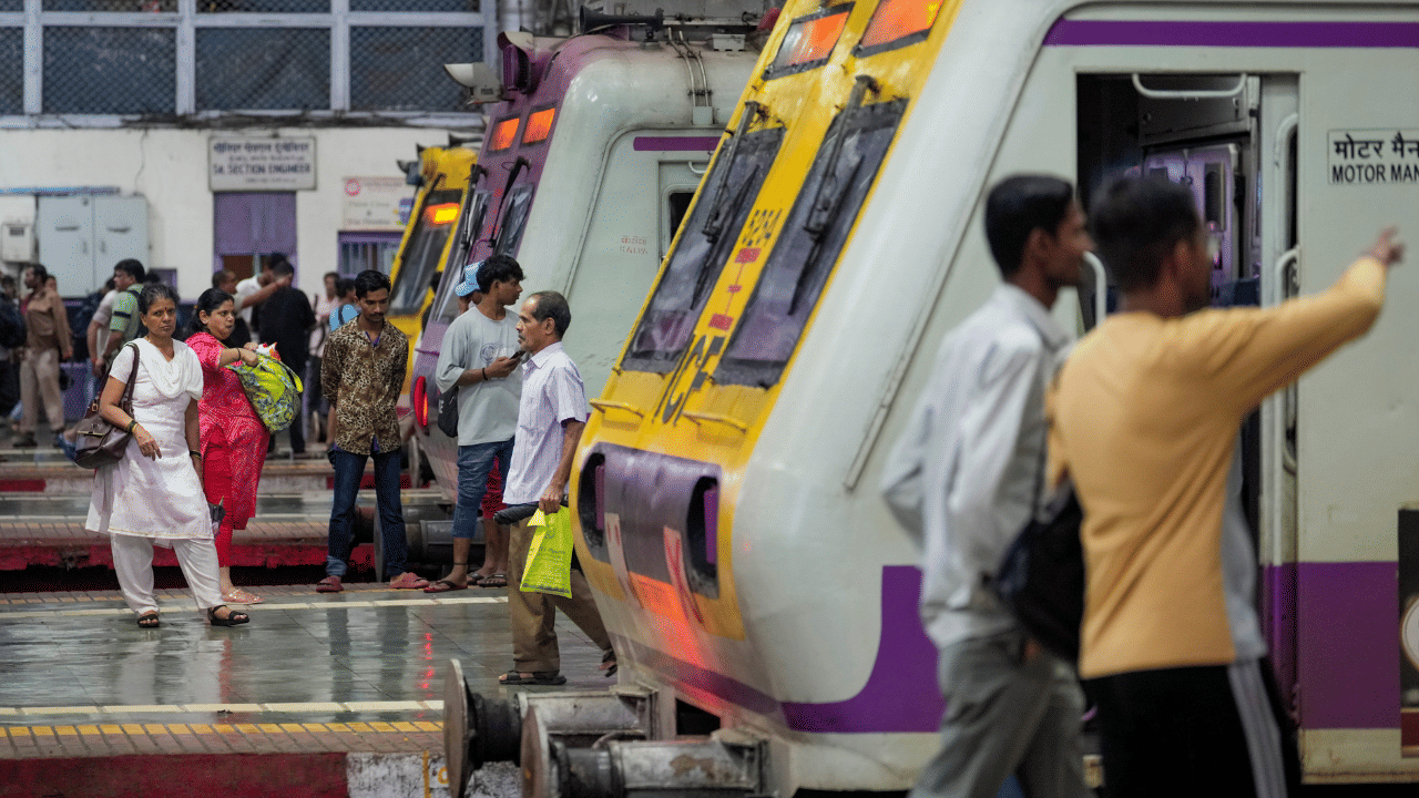 Luggage Rule: ട്രെയിൻ യാത്രയ്ക്ക് ലഗേജ് പരിധി വരുന്നു, പിഴ അടയ്ക്കേണ്ടി വരും! ഇക്കാര്യങ്ങൾ ശ്രദ്ധിക്കാം