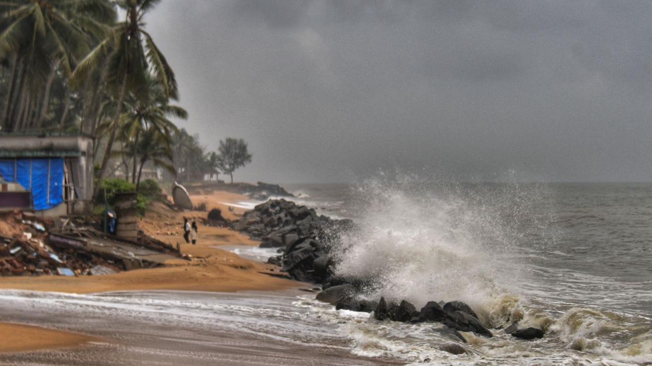 Red Colour sea: തിരമാലകൾക്ക് ചുവന്ന നിറമോ? പരിഭ്രാന്തരായി തൃശ്ശൂരുകാർ, കാരണമിങ്ങനെ