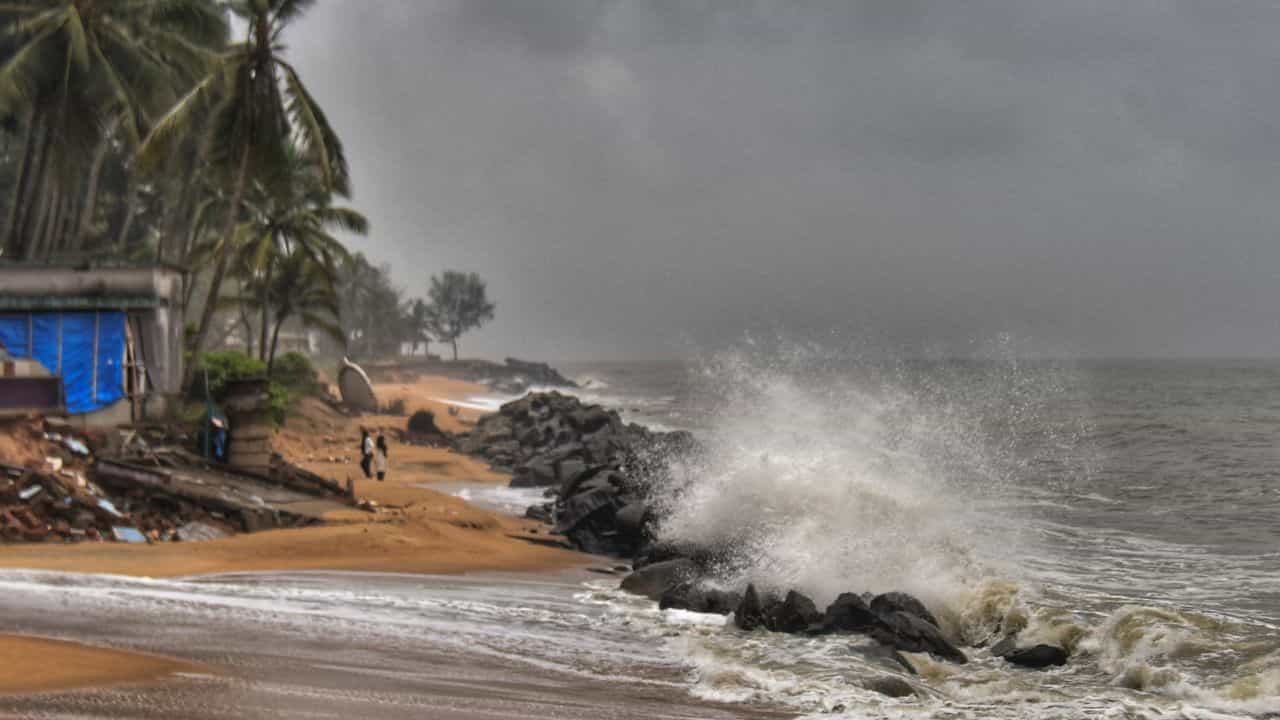 Red Colour sea: തിരമാലകൾക്ക് ചുവന്ന നിറമോ? പരിഭ്രാന്തരായി തൃശ്ശൂരുകാർ, കാരണമിങ്ങനെ