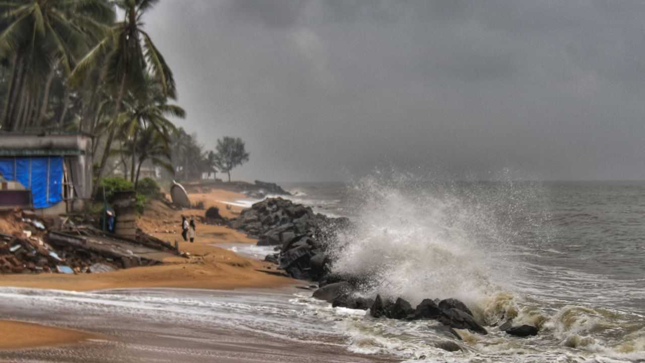 Red Colour sea: തിരമാലകൾക്ക് ചുവന്ന നിറമോ? പരിഭ്രാന്തരായി തൃശ്ശൂരുകാർ, കാരണമിങ്ങനെ