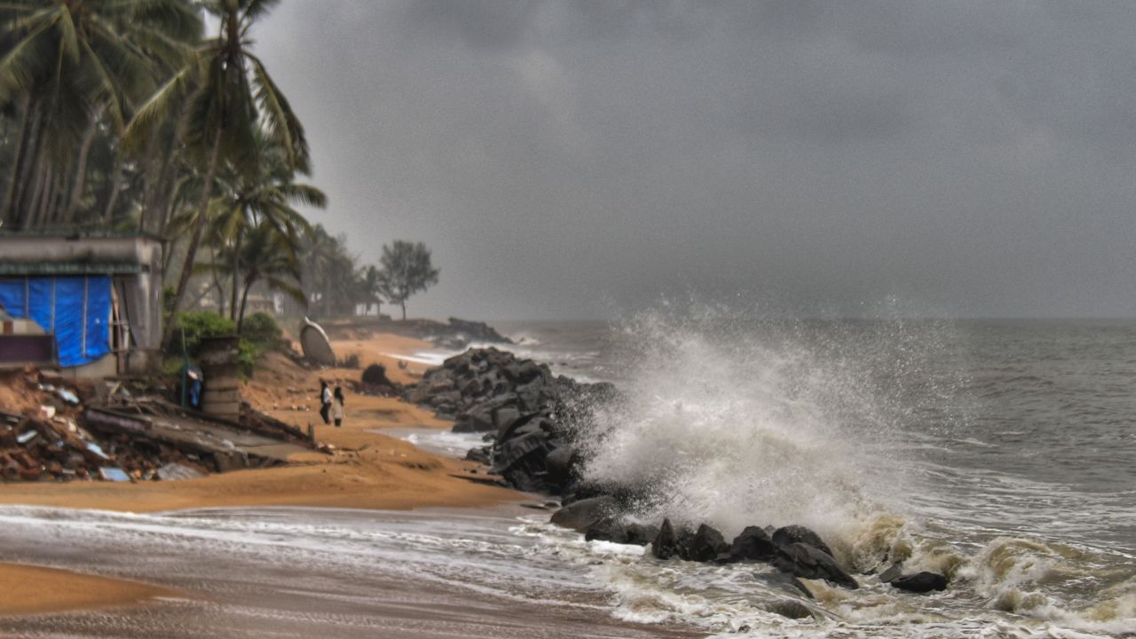 Red Colour sea: തിരമാലകൾക്ക് ചുവന്ന നിറമോ? പരിഭ്രാന്തരായി തൃശ്ശൂരുകാർ, കാരണമിങ്ങനെ