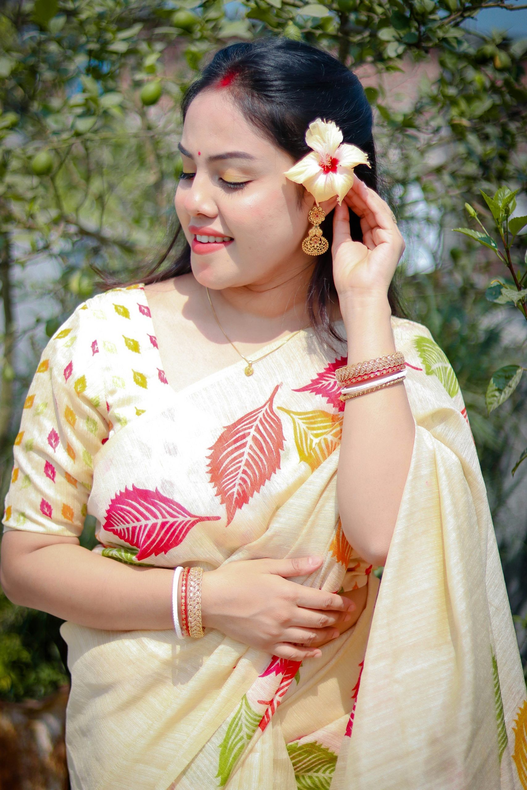 സാരിയെന്നാൽ സ്ത്രീകൾക്ക് ഒരു വികാരമാണ്. പലതരം സാരികൾ ഇന്ന് വിപണിയിൽ ലഭ്യമാണെങ്കിലും സിൽക്ക് സാരികൾക്ക് അല്പം ഡിമാൻഡ് കൂടുതലാണ്. ഉടുത്തിറങ്ങിയാൽ ഏറെ ഭം​ഗിയും ഇവയ്ക്കാണ്. കാഞ്ചീവരം മുതൽ ബനാറസി വരെയുള്ള സിൽക്ക് സാരികൾക്കാണ് ആരാധകർ ഏറെ. എന്നാൽ ഇവ സൂക്ഷിക്കുക എന്നത് കുറച്ച് പ്രയാസമാണ്. പ്രത്യേകിച്ച് മഴക്കാലങ്ങളിൽ. (Image Credits: Unsplash)
