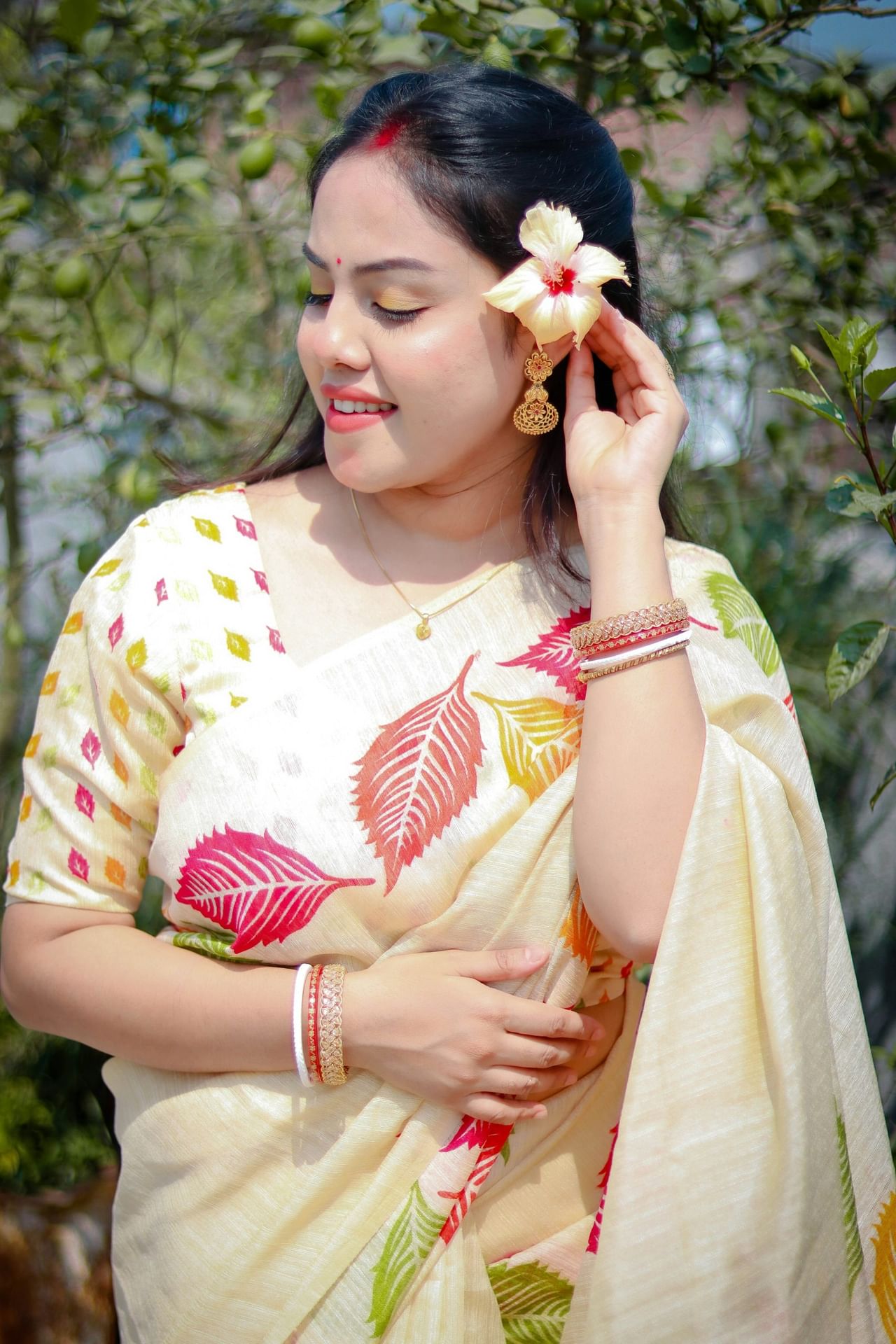 സാരിയെന്നാൽ സ്ത്രീകൾക്ക് ഒരു വികാരമാണ്. പലതരം സാരികൾ ഇന്ന് വിപണിയിൽ ലഭ്യമാണെങ്കിലും സിൽക്ക് സാരികൾക്ക് അല്പം ഡിമാൻഡ് കൂടുതലാണ്. ഉടുത്തിറങ്ങിയാൽ ഏറെ ഭം​ഗിയും ഇവയ്ക്കാണ്. കാഞ്ചീവരം മുതൽ ബനാറസി വരെയുള്ള സിൽക്ക് സാരികൾക്കാണ് ആരാധകർ ഏറെ. എന്നാൽ ഇവ സൂക്ഷിക്കുക എന്നത് കുറച്ച് പ്രയാസമാണ്. പ്രത്യേകിച്ച് മഴക്കാലങ്ങളിൽ. (Image Credits: Unsplash)