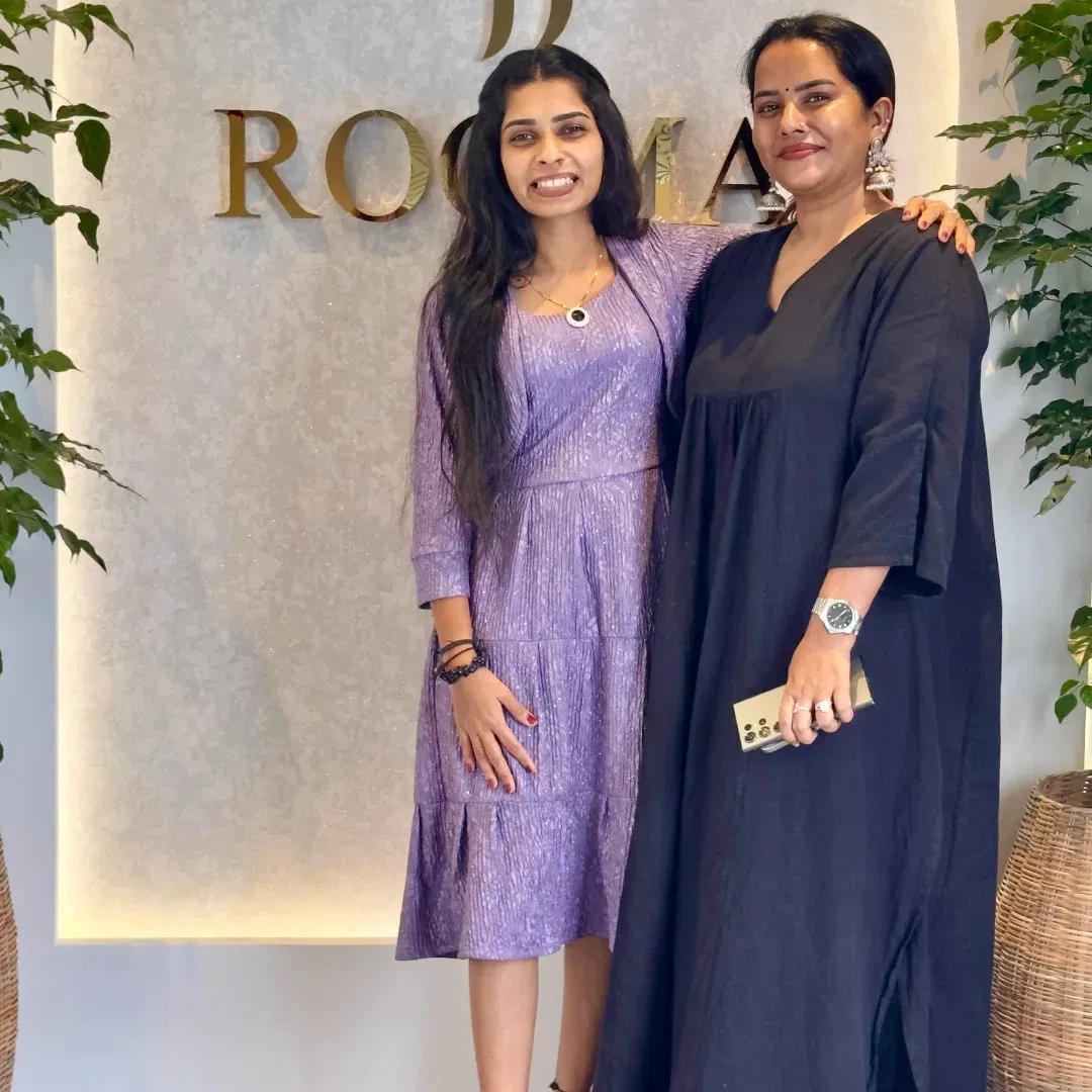 ഇതിന്റെ വീഡിയോ വൈറലായതോടെ രേണുവിന്റെ ഹെയർ എക്സ്റ്റൻഷൻ വിവാദത്തിൽ പ്രതികരിച്ച് റൂമ കോസ്മെറ്റോളജിയിലെ കോസ്മെറ്റോളജിസ്റ്റ് രം​ഗത്ത് എത്തിയിരുന്നു. രേണു പറഞ്ഞ കാര്യത്തിലെ സത്യാവസ്ഥ താൻ ബി​ഗ് ബോസിൽ നിന്ന് രേണു ഇറങ്ങിയതിനു ശേഷം എല്ലാവർക്കും തെളിയിച്ച് തരാമെന്നാണ് കോസ്മെറ്റോളജിസ്റ്റ് പറഞ്ഞത്.