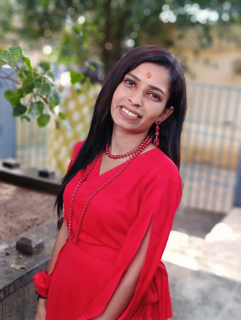 മുടി കെയർ ചെയ്യാൻ  പറ്റുമോയെന്ന് വിശദമായി ചോദിച്ച് മനസിലാക്കിയതിനു ശേഷമാണ് താൻ ചെയ്തുകൊടുത്തതെന്നാണ് ഇവർ പറഞ്ഞത്. രേണു നന്നായി മുടി ചീകുന്നതോ നല്ല രീതിയിൽ ഡീറ്റാം​ഗിൾ ചെയ്യുന്നതോ മുടി കെട്ടിവെക്കുന്നതോ താൻ കണ്ടിട്ടില്ലെന്നും എന്നും തല ചൊറിയുന്നതും മുടി എപ്പോഴും മുന്നിലോട്ട് ഇട്ട് വലിക്കുന്നതും കാണാമെന്നാണ് ഇവർ പറഞ്ഞത്.