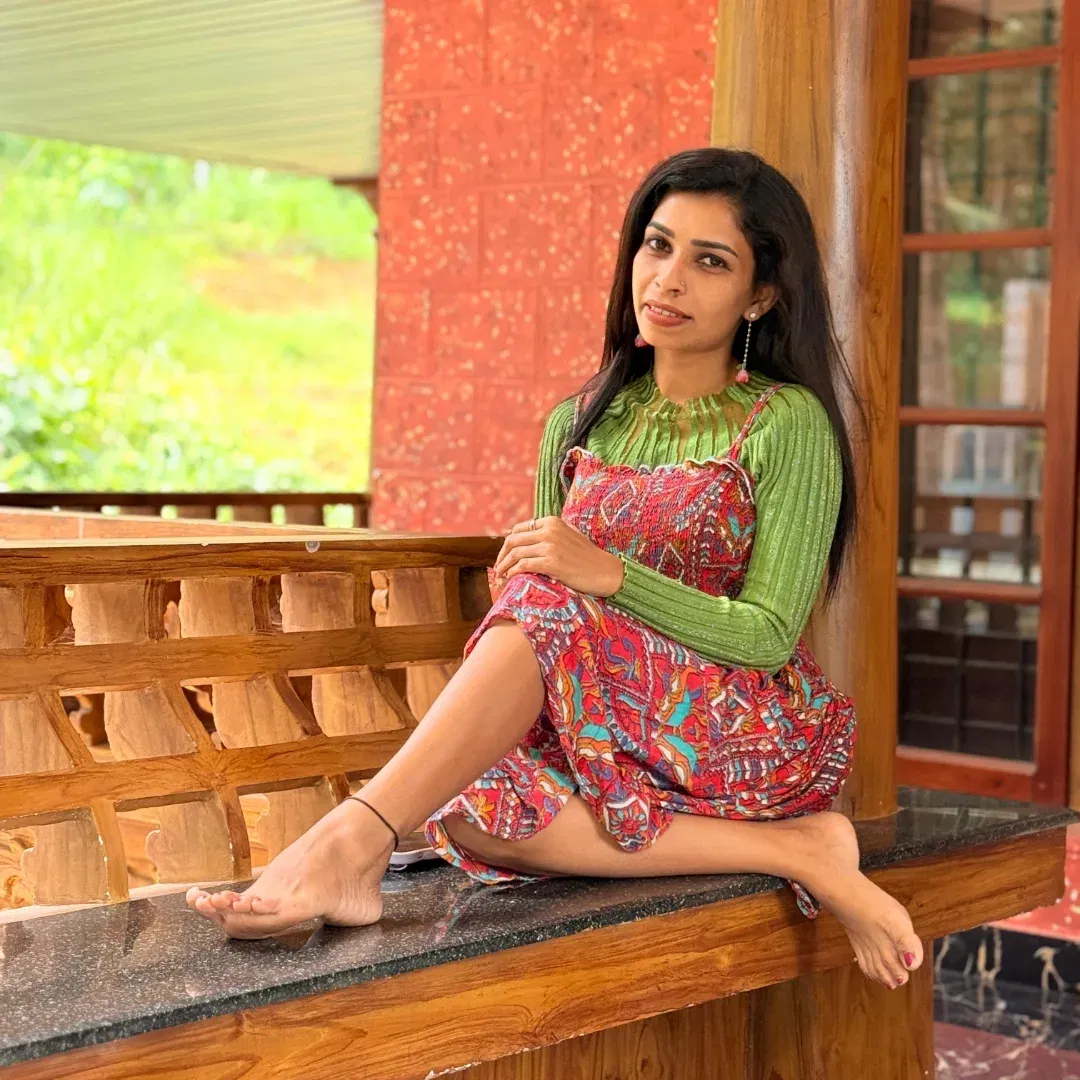 വെച്ച മുടി ഇളകിപ്പോകുന്നുണ്ടെന്ന് രേണു പറഞ്ഞത്. ഹെയർ എക്സ്റ്റൻഷൻ ചെയ്ത് കൊടുത്തവരെ രേണു കുറ്റം പറഞ്ഞെതും ഏറെ ചർച്ചയായിരുന്നു. പ്രമോഷന്റെ ഭാ​ഗമായി റൂമ കോസ്മെറ്റോളജി എന്ന സ്ഥാപനമാണ് സൗജന്യമായി രേണുവിന് ഹെയർ എക്സ്റ്റൻഷൻ ചെയ്ത് കൊടുത്തത്.