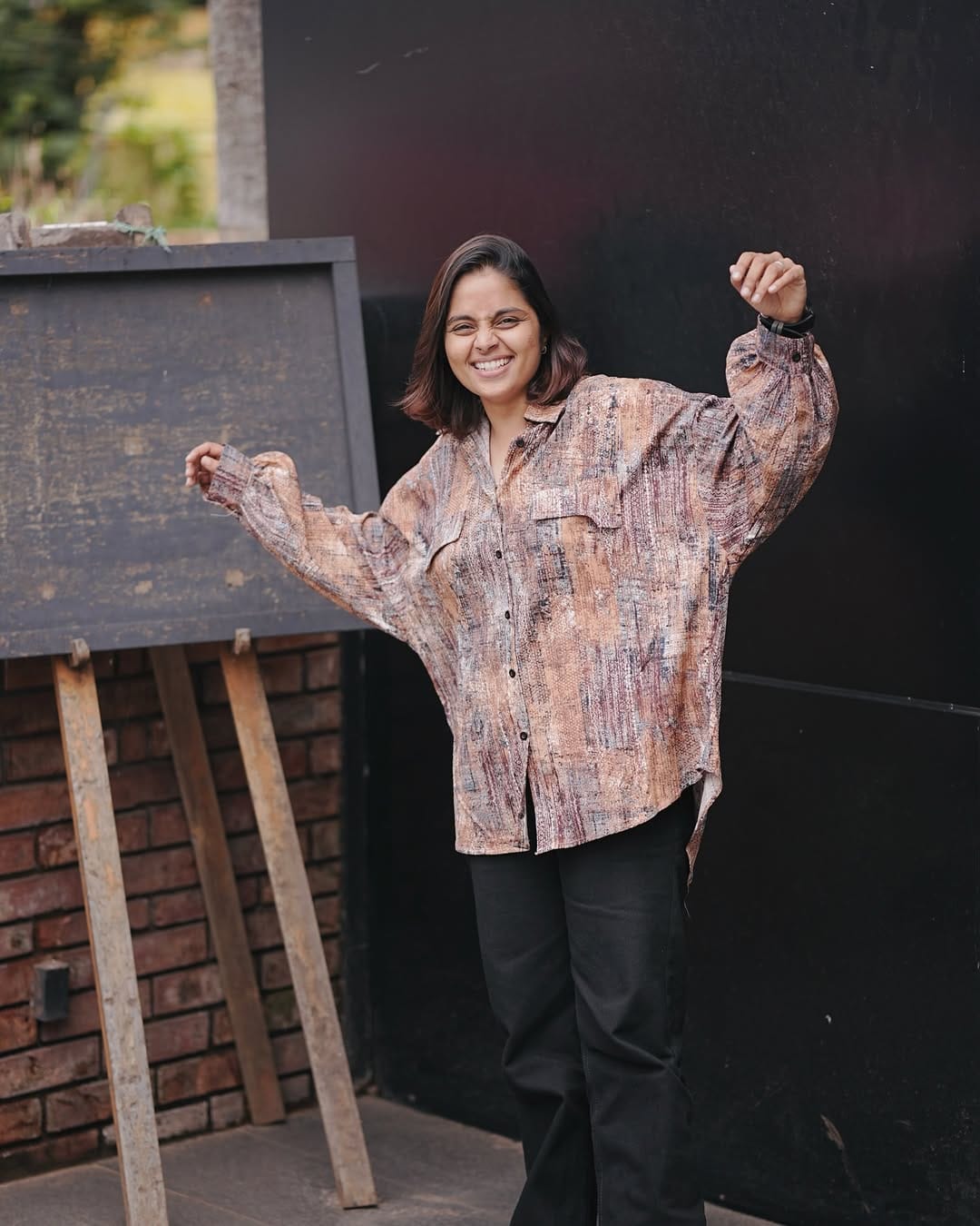 പക്ഷെ ഒരു തുക കിട്ടിയെന്നും അത് പുറത്ത് പറയരുതെന്നും താരം പറയുന്നു. അതൊന്നും തന്റെ ആവശ്യത്തിന് വേണ്ടി  ഉപയോഗിച്ചിട്ടില്ല. ഐഫോൺ പോലും വാങ്ങിയിട്ടില്ല. കുറച്ച് കടങ്ങൾ തീർത്തു. കുടുംബവുമൊത്തി ഒരു ട്രിപ്പ് പോയി എന്നാണ് രസ്മിൻ പറയുന്നത്.