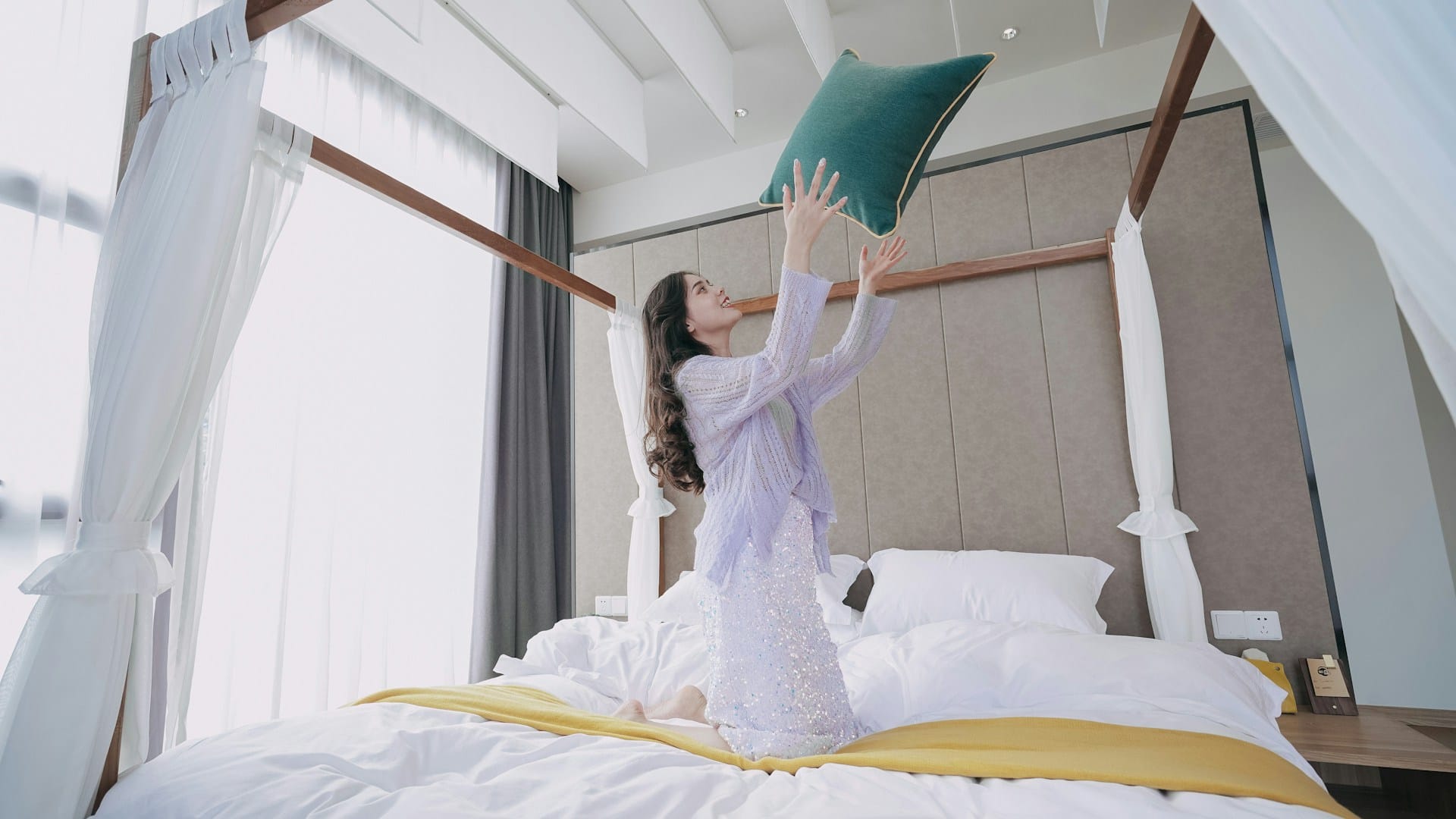 ശുചിത്വം വീട്ടിൽ നിന്നാണ് ആരംഭിക്കേണ്ടതെന്ന് കേട്ടിട്ടില്ലേ. അവശ്യവസ്തുക്കൾ കൃത്യമായ ഇടവേളകളിൽ വൃത്തിയാക്കേണ്ടത് നമ്മുടെ ആരോ​ഗ്യത്തിന്റെയും ശുചിത്വത്തിൻ്റെയും പ്രധാന ഘടകമാണ്. അടിവസ്ത്രങ്ങൾ, ബെഡ്ഷീറ്റുകൾ, തലയി, തോർത്ത് തുടങ്ങി ഇവയെല്ലാം കൃത്യമായ ഇടവേളകളിൽ വൃത്തിയാക്കിയില്ലെങ്കിൽ നമ്മൾ കരുതുന്നതിനും അപ്പുറമായിരിക്കും പ്രശ്നങ്ങൾ. (Image Credits: Unsplash)
