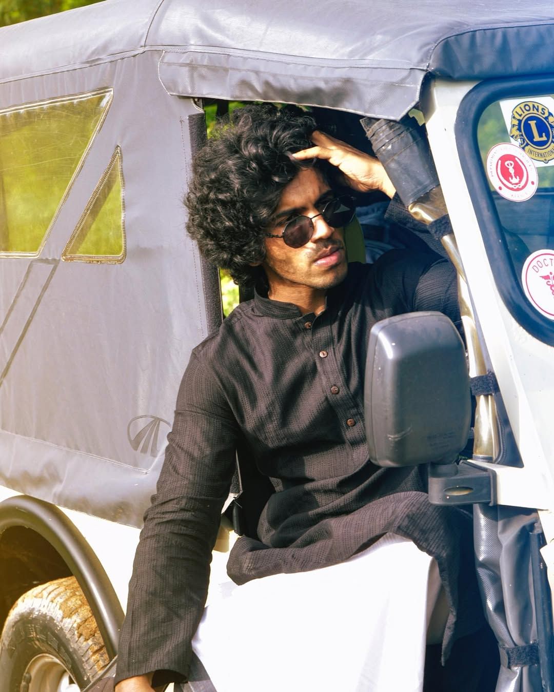 തിരുവനന്തപുരം സ്വദേശിയായ ആകാശ് സാബു മണിപ്പാല് അക്കാദമി ഓഫ് ഹയര് എഡ്യൂക്കേഷനിലാണ് കമ്യൂണിക്കേഷന് ആന്ഡ് മീഡിയയില് ബിഎ പൂര്ത്തിയാക്കിയത്.