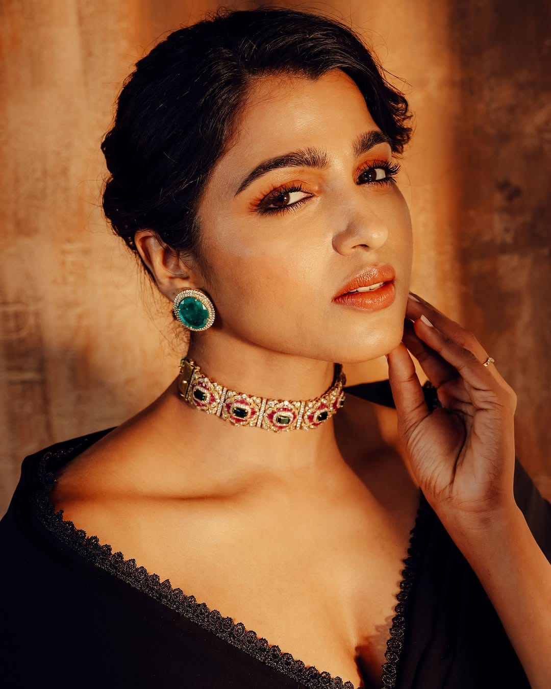 ബിജോയ് നമ്പ്യാർ സംവിധാനം ചെയ്ത ദുൽഖർ സൽമാൻ നായകനായ 'സോളോ'യിലൂടെ മലയാളത്തിൽ പ്രിയങ്കരിയായി മാറിയ നടിയാണ് സായ്. 'സോളോ'യിലെ വേൾഡ് ഓഫ് ശേഖറിൽ ദുൽഖറിന്റെ നായിക കഥാപാത്രമായ രാധികയുടെ വേഷമാണ് താരം അവതരിപ്പിച്ചത്. കാഴ്ചാപരിമിതിയുള്ള നർത്തകിയുടെ വേഷമായിരുന്നു ചിത്രത്തിലൂടെ താരം അവിസ്മരണീയമാക്കിയത്. (Image Credits: X (Vishal)/ Instagram (Sai Dhanshika)